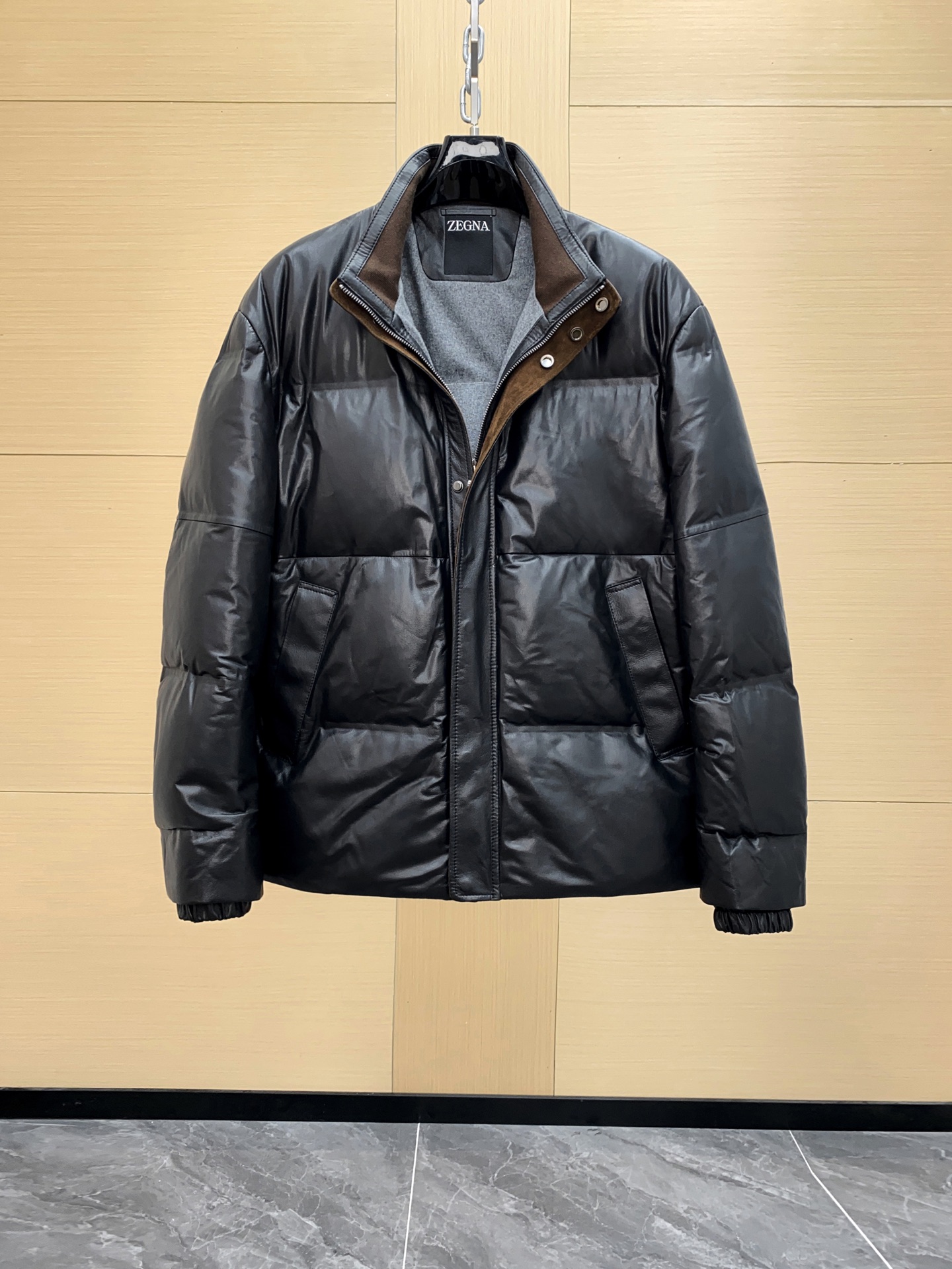 NO:675943,Ready for sale!  Zegna Men's Genuine Leather Down Wool Jacket. New model shipped, luxury outdoor (cowhide + goose down + cashmere, silk/lining) from base layer to shell, raw material + craftsmanship comprehensive score, the absolute king. Zegna Men's Genuine Leather Down Wool Jacket, luxury outdoor 'hard currency', new season products have just been released!  Comfortable and high-end performance, a must-have jacket for stylish men. The feel on the upper body is completely suitable. Book in advance. It may not be available in winter. You can only wear counter-grade ones with cash. The main body is cow leather. The lining is wool + mulberry silk + cashmere. The filling is white goose down. It can withstand outdoor wind and snow and can hold up in the urban business market. This is the best combination of 'cow leather + goose down + cashmere'. If you miss it, you have to wait for a year!  If you buy it, you can go to the treasurer to try it. Don't think it's expensive. It's a rare limited edition jacket. This kind of quality is not too common. The purchasing agent is close to 10,000 yuan. What we sell is pure and perfect, and the upper body is capable. There is no pressure on the counter. The inner lining is made of cashmere wool and silk fabric, which is very comfortable. The upper body shape will really surprise you. The three-dimensional fit, the matching effect is outstanding. Casual autumn and winter style. Large body genuine leather fabric for customers.  After receiving the goods, you can study it. The whole piece is worthy of appreciation in all aspects of fabric, leather, wiring and craftsmanship. The low-key and emphasized attitude comes out. Size 48-56,,zegna,jackets & coats,jackets & coats,down jacket,cowhide,real silk,Top Customize119860909现货发售！ZEGNA 杰尼亚 男士真皮革羽绒羊毛夹克外套. 新款出货 ,奢华户外（牛皮+鹅绒+羊绒 真丝/内里）从打底层到外壳,原料+工艺综合分数,绝对的王者款. 杰尼亚男士真皮革羽绒羊毛夹克 奢华户外“硬通货”,新季狠货刚出炉！ 舒适又高级的表现 型男必备夹克 上身那种feel完全对味,提早预定 到冬天不一定在有 ,只穿专柜级可持币直入 主体牛皮革 里料羊毛+ 桑蚕丝 + 山羊绒 填充 白鹅绒 既能扛住户外风雪,又能hold住都市商务场,这种“牛皮+鹅绒+羊绒”的王炸组合,错过真得等一年！ 买到可以去司库试试 ,不要觉得价格贵,本身就很少见的限定夹克,这类品质不会太泛滥 代购接近万元.我们卖的是纯纯完美货, 上身干练. 上柜无压力 内衬采用羊绒毛 真丝面料,很舒服 上身版型真的是让你惊讶到 立体的合身感,配搭完全效果出众 休闲秋冬款 客供大身真皮革面料 收到货可以研究一下,整件从面料、皮质、走线 工艺方方面面都可以值得品味 低调有强调的态度出来了. 尺码48-56,,zegna,jackets & coats,jackets & coats,down jacket,cowhide,real silk,Top Customize1,Men's clothing