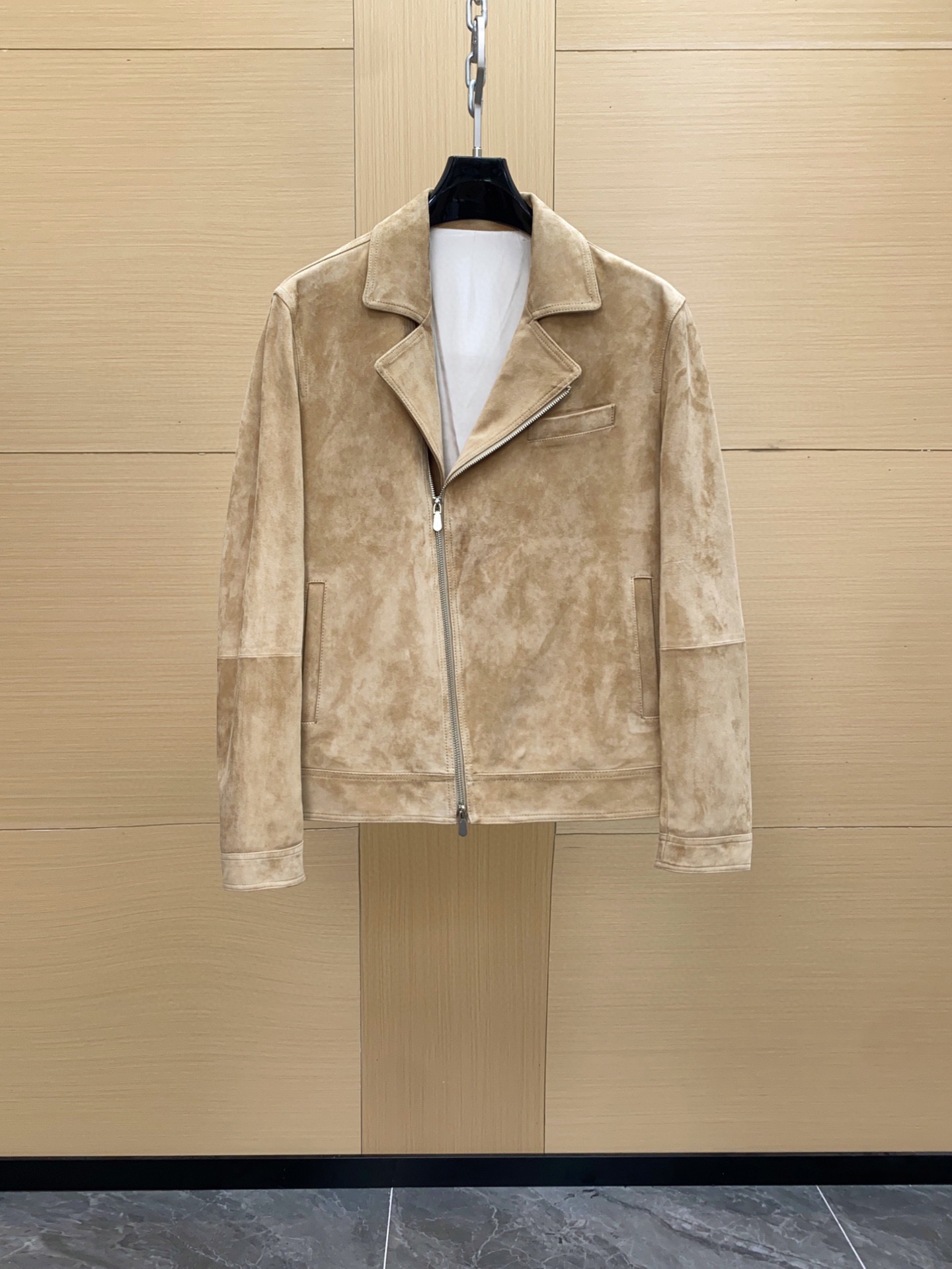 NO:688639,From the Italian luxury brand Brunello Cucinelli, it is made of soft deerskin fabric with a delicate touch and is super comfortable to wear in autumn and winter!  The classic motorcycle jacket style, zipper closure + lapel design, is simple and high-end. The warm colors are versatile and can be easily worn for commuting or leisure. It is very stylish when worn with a shirt or sweater. The deerskin material requires careful maintenance and avoid contact with sharp objects and moisture ~ a must-have item in the wardrobe of urban elite men!  Size 48-56,,brunello cucinelli,jackets & coats,shirts,Top Customize119860909来自意大利奢侈品牌Brunello Cucinelli,采用柔软鹿皮绒面料,触感细腻,秋冬穿超舒适！经典机车夹克版型,拉链开合+翻领设计,简约又高级.暖色调百搭,通勤或休闲都能轻松驾驭,内搭衬衫或针织衫都很有型.鹿皮绒材质需注意保养,避免接触尖锐物品和水分哦～都市精英男士衣橱必备单品！尺码48-56,,brunello cucinelli,jackets & coats,shirts,Top Customize1,Men's clothing