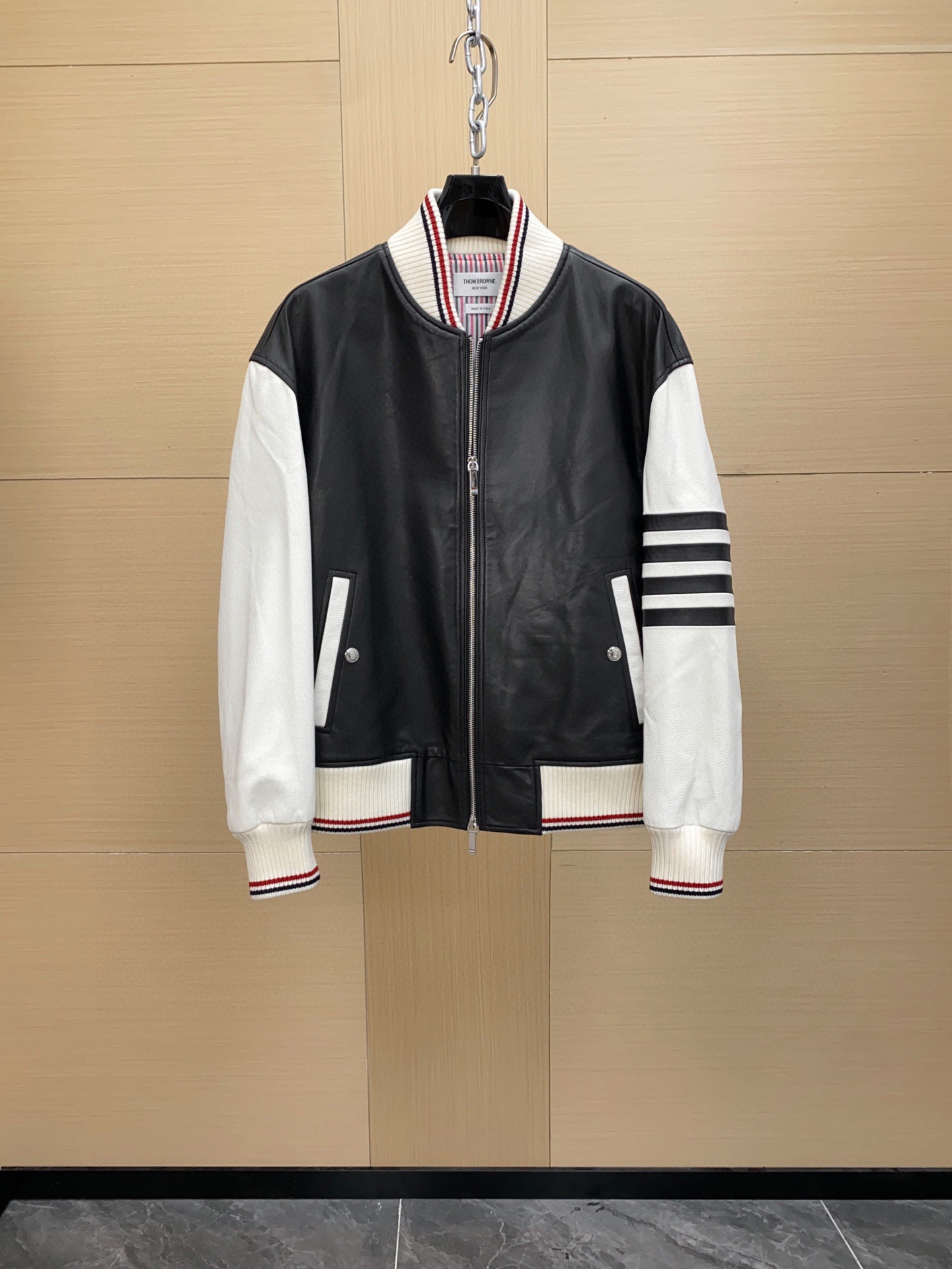 NO:688652,TB Tom Brown reshapes men's style. Gentlemen, Tom Brown's new men's sheepskin jacket for autumn and winter 2025 makes a shocking debut, opening a new chapter in men's fashion.  The jacket is made of imported sheepskin, which is soft and delicate. It not only keeps warm, but also exudes natural luster, highlighting its extraordinary taste. The unique splicing design, the black sheepskin body is mysterious and deep, and the white sheepskin sleeves are eye-catching and elegant, creating a fashion spark, easily attracting attention and becoming the focus. The iconic four stripes on the sleeves are carefully carved in black sheepskin, showing the brand genes in a low-key manner, interpreting the fusion of classics and modernity.  The red, white and black crystal striped lining is a reflection of the brand's design ingenuity. It not only adds a sense of layering, but also injects vitality into the outfit, inadvertently showing personality and sophistication, and adding points to the jacket. Whether it is a business negotiation, paired with a shirt and tie, showing professionalism, or a casual gathering, worn with a simple T-shirt, it can be easily controlled and suitable for different occasions. It is a fashionable item, but also a symbol of identity and taste, helping you show your unique style.  In the autumn and winter of 2025, buy this Thom Brown men's sheepskin jacket, embrace fashion, and highlight the charm of men. Size 48-56,,thom browne,jackets & coats,shirts,tees,t-shirt,sheepskin,ties,Top Customize119860909TB 汤姆布朗重塑男士型格  绅士们,汤姆布朗2025秋冬新款男士羊皮外套震撼登场,开启男士时尚新篇章.  外套选用进口羊皮,柔软细腻,不仅保暖,更散发自然光泽,彰显不凡品味.独特的拼接设计,黑色羊皮车身神秘深邃,白色羊皮袖子醒目又优雅,碰撞出时尚火花,轻松吸引目光,成为焦点.袖子上标志性的四道杠,以黑色羊皮精心刻画,低调中尽显品牌基因,诠释经典与现代的融合.  红白黑晶端条纹里布,是品牌设计巧思的体现.不仅增加层次感,还为穿搭注入活力,在不经意间展现个性与精致,为外套加分.  无论是商务洽谈,搭配衬衫领带,尽显专业干练；还是休闲聚会,内搭简约T恤,都能轻松驾驭,适配不同场合.它是时尚单品,更是身份与品味的象征,助你展现独特风格.  2025秋冬,入手这件汤姆布朗男士羊皮外套,拥抱时尚,彰显男士魅力 . 码数48-56,,thom browne,jackets & coats,shirts,tees，t-shirt,sheepskin,ties,Top Customize1,Men's clothing