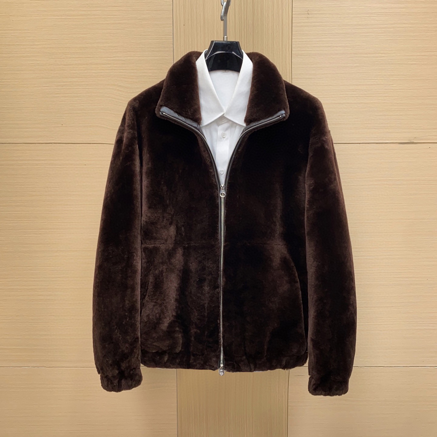 NO:688662,Ready for sale!  Loro Piana fur all-in-one jacket is made of high-quality imported lamb wool. The original brown color is super textured, soft and warm!  Small stand-up lapel design, zipper opening and closing, simple and elegant, very suitable for autumn and winter. The short cut makes you look taller and slimmer, and can be easily used for commuting and leisure. The fur is both luxurious and practical, wind-resistant and comfortable. It is a classic item in the high-end fashion circle, with both quality and taste. Sizes 48-56,,loro piana,jackets & coats,Top Customize119860909现货发售！Loro Piana皮毛一体夹克,选用高品质进口羊羔毛一体,咖啡色原色超有质感,柔软又保暖！小立翻领设计,拉链开合,简约大气,秋冬穿超合适.短款剪裁,显高显瘦,通勤休闲都能轻松驾驭.皮毛一体兼具奢华与实用,抗风又舒适,是高端时尚圈的经典单品,品质与品味兼具.尺码48-56,,loro piana,jackets & coats,Top Customize1,Men's clothing