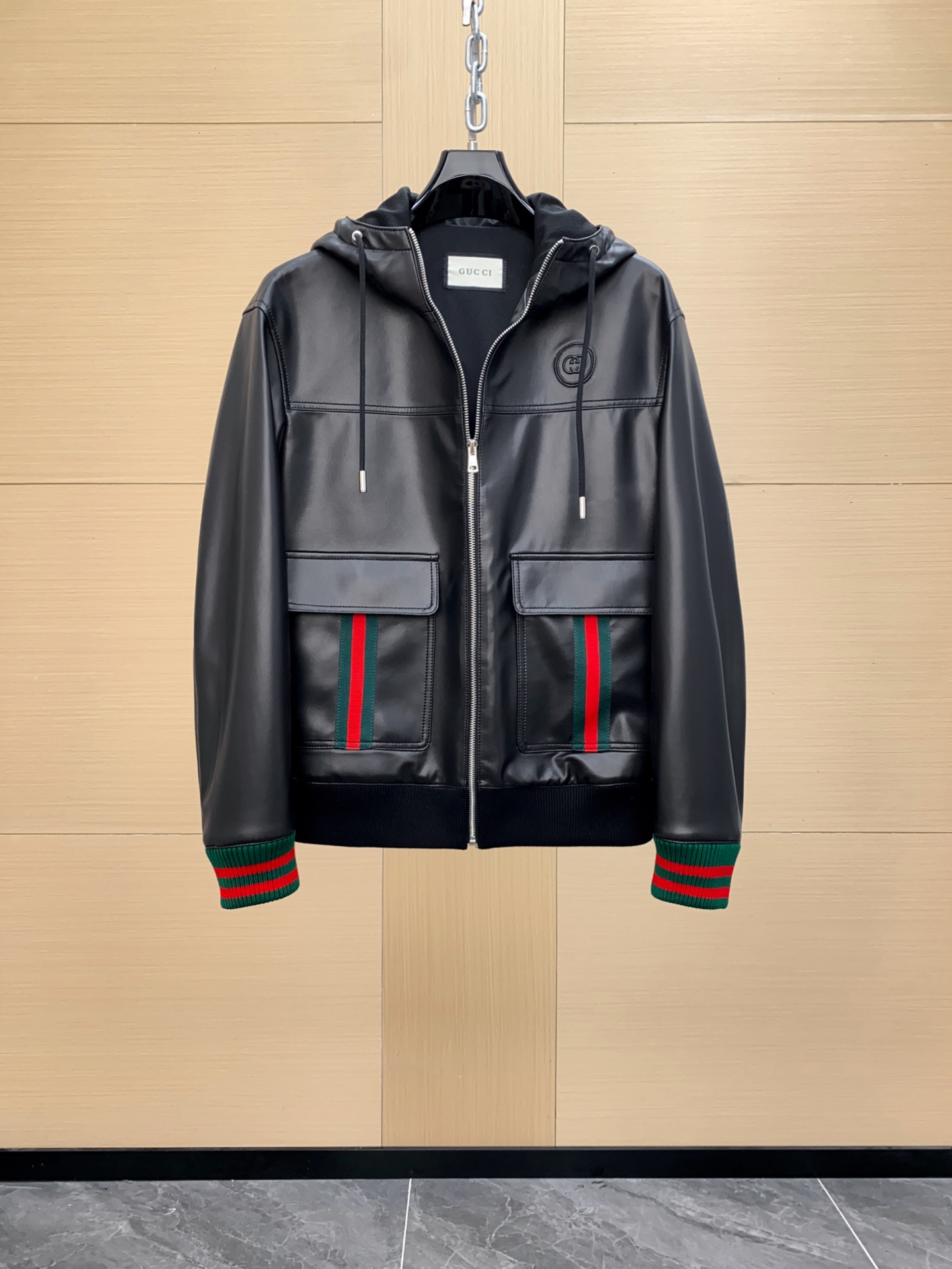 NO:675955,Gucci, the brand's main model, magazine style, retro sheepskin jacket, classic hooded style, contrasting color design!  Turkish lambskin, casual fit, hem design is very bright, original hardware, size 48-56,,gucci,jackets & coats,sheepskin,hats,Top Customize119860909Gucci、品牌主推款 杂志款 复古羊皮夹克 经典的连帽风格 撞色设计！土耳其小羊皮 休闲版型 下摆设计非常有亮点 原版五金 尺码48-56,,gucci,jackets & coats,sheepskin,hats,Top Customize1,Men's clothing