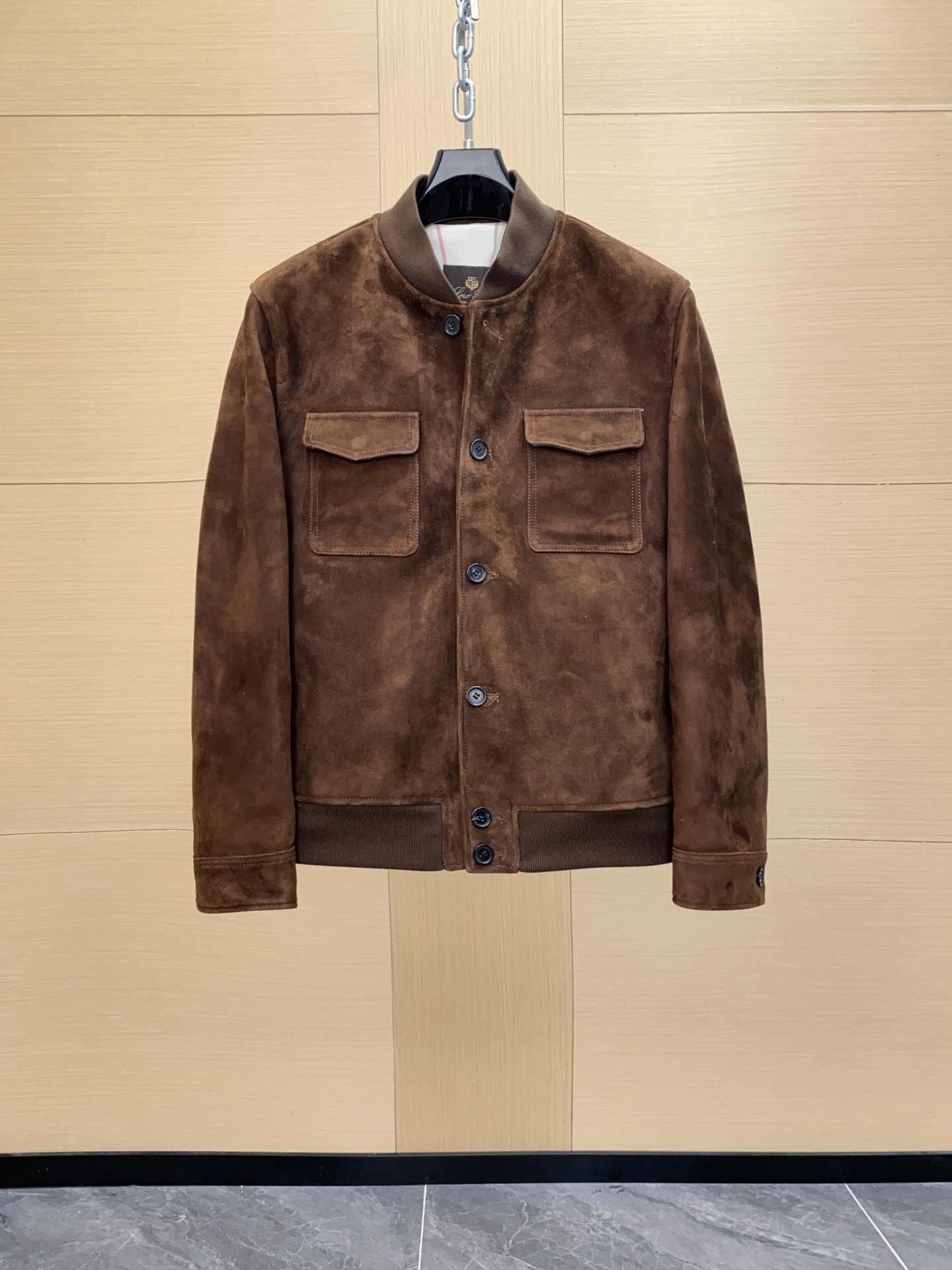 NO:675960,LORO PIANA, Italy's top luxury brand, was acquired by LVMH Group in 2013. New LP jacket; suede body fabric; imported mixed sheep leather, very high-quality leather. The surface layer is a thin, light leather with a matte appearance, dry texture, and a velvet feel. You can study it after receiving the goods. The whole piece is worthy of appreciation in all aspects of fabric, leather, wiring and craftsmanship. The low-key and emphasized attitude comes out.  This suede bomber jacket exudes vintage charm. The new and soft subtle color contrast pattern provides a unique feature. The body is equipped with a shirt collar and wide welt pockets. The embossed lettering logo decoration adds a retro style. Sizes 48-56,,louis vuitton,loro piana,loro piana,jackets & coats,shirts,sheepskin,chamois leather,Top Customize119860909LORO PIANA 意大利顶级奢侈品牌 2013年被LV MH 集团收购 LP 新品 夹克；绒面革衣身面料；进口混种羊皮革,皮料品质相当高级 表层是一种细薄、轻盈的皮革,外表无光泽,质地干爽,且有丝绒的手感 收到货可以研究一下,整件从面料、皮质、走线 工艺方方面面都可以值得品味 低调有强调的态度出来了. 这款麂皮飞行员夹克流露复古的迷人魅力.新颖而柔和的微妙色差图案呈现别具一格的特色.衣身配有衬衫领和宽嵌线袋.压花刻字徽标装饰平添复古格调.尺码48-56,,louis vuitton,loro piana,loro piana,jackets & coats,shirts,sheepskin,chamois leather,Top Customize1,Men's clothing