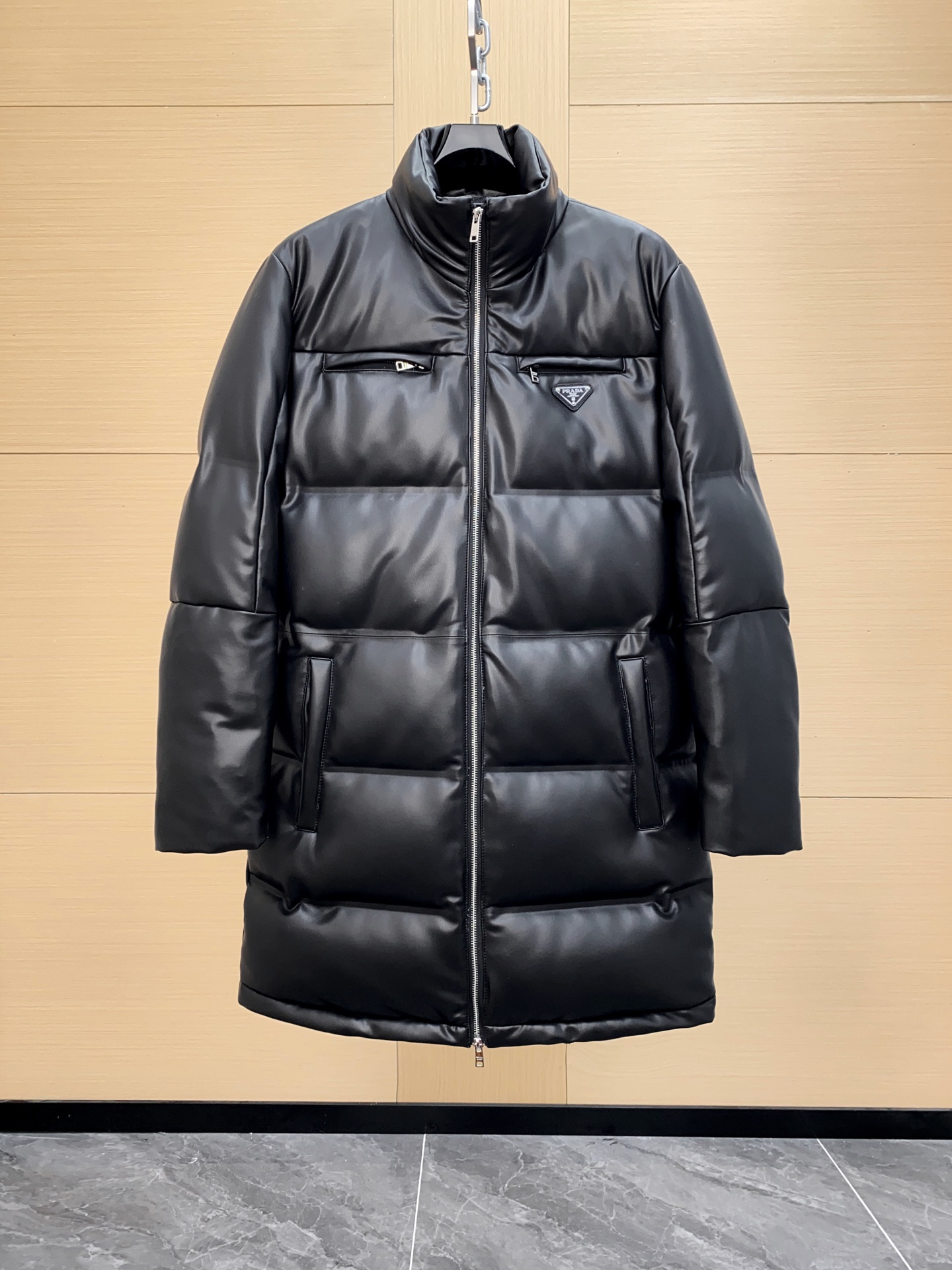 NO:675957,Hot items in stock!  PRADA 24 Autumn and Winter Fashion Show hot style down long leather jacket, original men's highest quality/seamless laminated mid-length sheepskin down jacket... - PRADA original men's mid-length down leather jacket, top foreign brand channel goods, heavyweight products, genuine bloodline guarantee, official website simultaneous sales, popular items in buyer's stores!  A subversive high-end product, a rare beauty in the industry, and a type that rarely appears on the market. The overall shape design follows the essence of the P family. It is a piece of equipment with a strong sense of design. It is dominated by tailoring and fabric technology. It is obsessed with a life attitude that pursues the spirit of freedom. It abandons flashiness and follows a minimalist route. It appropriately loads the unique metal triangle element of the P family to flaunt its own value!  The overall configuration is extremely high. The outer layer is imported top-grade Italian Nappa sheepskin. The leather has first-class toughness and texture, is delicate and soft, and has excellent breathability. The interior is filled with high-quality Hungarian white goose down, which meets the DIST standard European standard and is environmentally friendly. The down is plump and fluffy. It adopts Germany's advanced straight down technology, has first-class temperature locking and warmth preservation, good breathability and no odor!  It is enough to withstand the cold and harsh weather of minus 30 degrees Celsius. The combination of leather and goose down achieves double warmth and cold resistance. It is a down jacket with high specifications and high gold content. It is a must-have item in your wardrobe!  The detailed design also has a sense of presence, and every detail demonstrates the quality of craftsmanship. The overall seamless gluing detail process confirms the soul of the brand, showing luxury. It is a rare product on the market. The vision is very noble. The mid-length design has an invincible upper body effect. It is slim and slim with its own aura!  Size 48-56,,prada,jackets & coats,leather jacket,down jacket,sheepskin,Top Customize119860909爆款现货！PRADA 24 秋冬时装走秀爆款羽绒长款皮衣 原单男士 最高品质/无缝压胶中长款绵羊皮羽绒服……-PRADA原单男士中长款羽绒皮衣外套,顶级洋行渠道货,重磅级臻品,纯正血统真品保证,官网同步售卖款,买手店的人气爆款！ 颠覆性的高端极品,业界罕见尤物,市面绝少出现的类型,通体的造型设计沿袭了P家的精髓,设计感极强的一款装备,以剪裁与面料工艺为主导,偏执于对追崇自由精神的生活态度,摒弃华而不实,走极简的路线,适当加载P家独有的金属三角标元素,标榜对于自身的价值所在！整体的配置极高,外层为客供进口的顶级意大利纳帕Nappa绵羊皮,皮料韧性度与质感一流,细腻且柔软,透气性极好,内里填充的上乘匈牙利白鹅绒,符合DIST准欧标环保级,羽绒饱满蓬松有度,采用德国先进直冲绒技术,锁温保暖程度一流,透气性佳且无任何异味！足以抵御零下30度寒冷恶劣天气,皮料与鹅绒的结合达到双重保暖抗寒能力,高规格配置,含金量极高的一款羽绒服,衣橱必纳入的压轴型牛货！细节设计方面亦颇有存在感,每一处都彰显了匠心品质,整体的无缝压胶细节工艺印证了品牌的灵魂,尽显奢华,市面罕见的极品产物,视觉非常高贵,中长款的设计,上身效果无敌,修身显瘦自带气场！尺码48-56,,prada,jackets & coats,leather jacket,down jacket,sheepskin,Top Customize1,Men's clothing