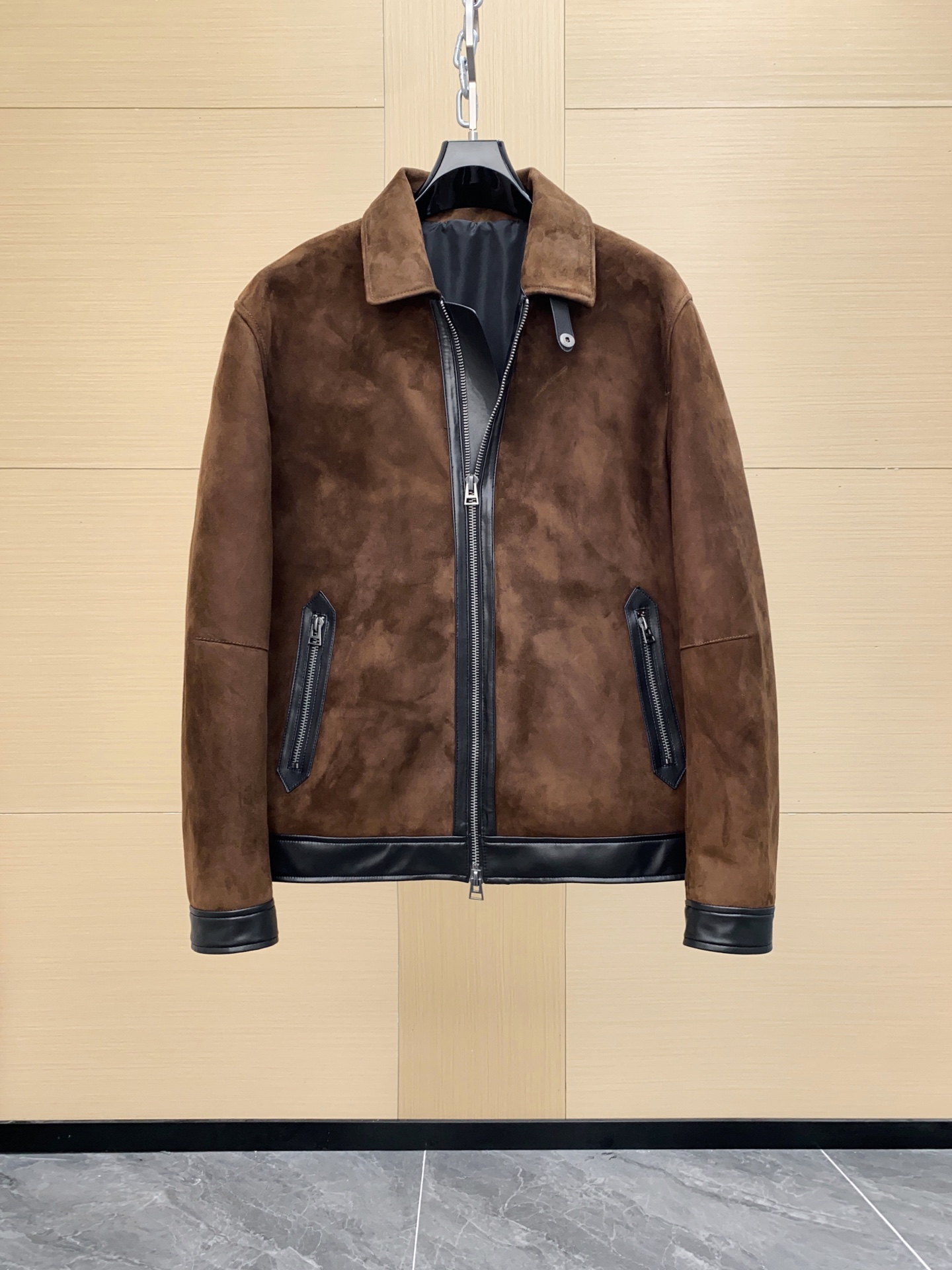 NO:675963,Highly recommended TF25 autumn and winter new product designer Tom Ford in 2005  He launched his own eponymous brand for the first time in 2016, and re-examined the relationship between retro and modernity with his skillful design techniques and unique aesthetic language. This top jacket outlines a strict silhouette with neat strokes. It is made of mixed-breed sheep imported from Italy. There are many suede goats on the market. Please be sure to compare the softness and make sure you get the goods at the same price. It has a retro atmosphere; the minimalist jacket adds visual highlights and is full of coolness. The original hardware is supplied by the customer. The code number is 48-56,, tom ford, tom  ford,jackets & coats,Top Customize119860909重磅推荐TF25秋冬新品设计师 Tom Ford 于 2005 年首次推出了自己的同名品牌,并凭借他娴熟的设计手法和独到美学语言重新论述复古与现代的关系.这款上衣夹克以利落笔触勾勒严谨廓形,由意大利进口混种羊,面皮材质打造,市面上很多绒面山羊,请一定要对比手感柔软度,确保一份价钱一份货,颇具复古气息；极简夹克增添视觉亮点,酷感十足,原版五金客供 码数48-56,,tom ford,tom ford,jackets & coats,Top Customize1,Men's clothing