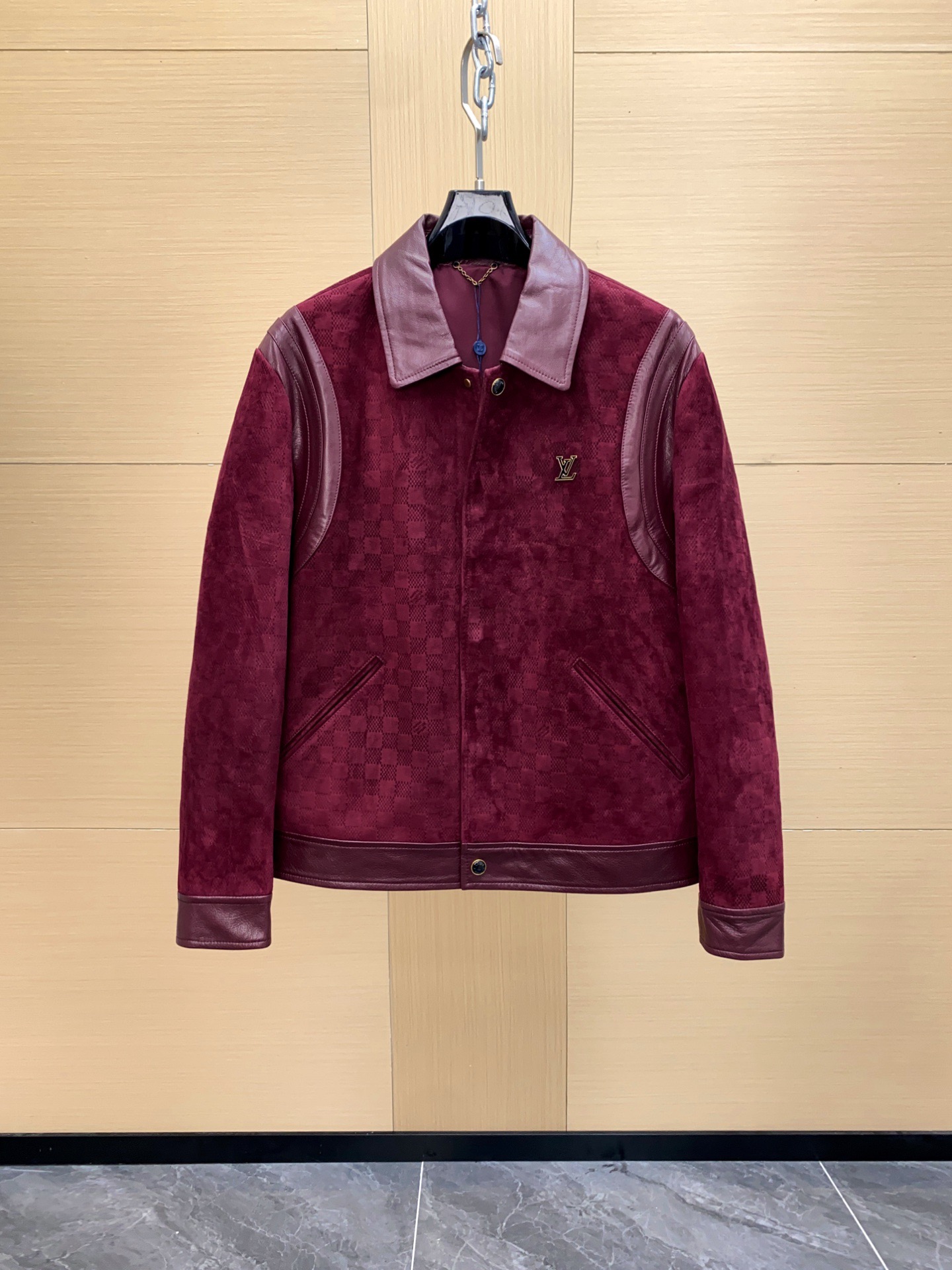 NO:675959,1V Monogram leather jacket, dark burgundy color + classic Monogram embossed pattern, full of brand sense!  High-quality leather, soft and durable, suitable for autumn and winter wear!  Lapel + metal buttons + symmetrical pockets, practical and fashionable. Same lining and same color, exquisite details, brand logo on cuffs and hem, highly recognizable!  It can be easily used for daily commuting or daily leisure. It goes well with jeans and casual pants, and it has an immediate sense of fashion!  Sizes 48-56,,jeans,jackets & coats,Top Customize1198609091V Monogram 皮革夹克,深酒红色调+经典Monogram压花纹路,品牌感满满！高品质皮革,柔软又耐用,秋冬穿搭有型！翻领+金属纽扣+对称口袋,实用又时髦.同衬同色,细节精致,袖口和下摆品牌标志,辨识度超高！日常通勤或日常休闲都能轻松驾驭,搭配牛仔裤、休闲裤都很出彩,时尚感直接拉！尺码48-56,,jeans,jackets & coats,Top Customize1,Men's clothing