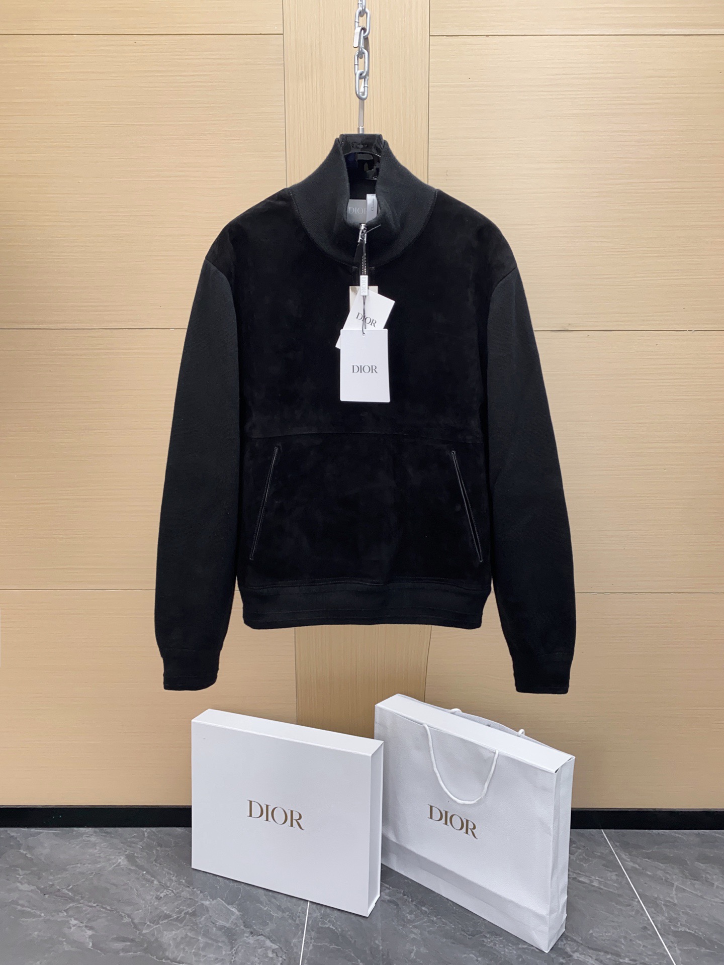 NO:675971,Ready for sale!  2025 Autumn and Winter Haute Couture Series Sheepskin and Suede Spliced Zip Jacket This short jacket is a new product of the 2025 winter men's wear series. It is decorated with a Christian Dr Paris logo label inspired by the spirit of Dr's haute couture, paying homage to Dr.  Pays homage to the extraordinary savoir-faire of the atelier. Crafted from a tonal cotton blend, it features contrasting tonal lambskin sleeves and a hidden zip closure. Regular fit, with a wide angle collar to complete an elegant look. Contrasting materials | Christian Dior Paris label on the chest | Wide angle collar | Hidden zip closure | Slit side pockets | Adjustable button tabs on the side  Sheep Leather Suede Customized Imported Sheep Leather 'Genuine sheep leather finely ground suede, every inch of the suede surface is derived from the fine fibers of natural leather. It is soft and skin-friendly yet durable and anti-wear. It is a natural touch that ordinary imitation suede cannot replicate.' Iconic label The exclusive logo on the back label points out the 2025 autumn and winter haute couture identity and is the identity badge of the fashion pioneer;  The cupro fiber lining is fully printed with jacquard letters of the brand, which penetrates the brand genes from the inside to the outside, allowing the sense of luxury to quietly burst out in the details.  This is a jacquard weaving process, which is a small jacquard process in woven jacquard. The letter pattern is directly formed during the weaving process through the interlacing of warp and weft threads, which is different from printing, which is a pattern printed later. This process uses a jacquard loom to make the letters present a delicate concave and convex texture through different changes in yarn structure (such as partial yarn floating, partial yarn interweaving), and the pattern is highly firm and will not fall off or blur as easily as printing. High-end lies in the details  Whether it is an elite aura for urban commuting or a personal expression in casual occasions, this jacket can help you stand out in the style game with the dual advantages of luxurious splicing and high-definition details, and become the fashion focus of the crowd with both taste and style. The Dior luxury and elegant style of the 2025 autumn and winter begins for you now.,, dior, dior, jackets & coats, sheepskin, chamois leather, Top Customize19860909现货发售！2025秋冬高定系列 羊皮革麂皮绒拼接拉链夹克 这款短夹克是二零二五冬季男装系列新品,饰以灵感源自 Dr 高订精神的 Christian Dr Paris 标志标签,向 Dr 工坊非凡的精湛工艺致敬.采用配色棉质混纺精心制作,搭配对比鲜明的同色调羊皮革衣袖和隐藏式拉链开合,别具一格.常规版型,带有宽角领,可作为优雅造型的点睛之笔. 对比鲜明的材质 ｜胸前饰以 Christian Dior Paris 标签｜宽角领｜隐藏式拉链开合｜侧面开缝口袋｜侧面可调节纽扣袢扣 羊皮革麂皮绒 订制进口羊皮革 「真羊皮革精磨麂皮绒,每一寸绒面都源自天然皮料的细腻纤维.软糯亲肤却耐穿抗造 ,是普通仿麂皮绒无法复刻的自然触感.」 标志性标签 后背标签专属标识,点明2025秋冬高定身份,是时尚先锋的身份徽章； 铜氨纤维里料满印品牌字母提花,从内到外的品牌基因渗透,让奢华感在细节处悄然迸发 这是提花织造工艺,属于梭织提花中的小提花工艺.通过经线与纬线的交错沉浮直接在织造过程中形成字母花纹,区别于印花是后期印上去的图案.这种工艺借助提花织机,通过不同的纱线组织变化（比如部分纱线浮起、部分纱线交织）,让字母呈现出细腻的凹凸质感,且图案牢固度高,不会像印花那样容易脱落或模糊 高档在细节 无论是都市通勤的精英气场,还是休闲场合的个性表达,这款夹克都能以奢华拼接+高定细节的双重优势,助你在风格博弈中脱颖而出,成为人群中兼具品味与格调的时尚焦点. 属于2025秋冬的迪奥奢雅型格,此刻为你启幕.,,dior,dior,jackets & coats,sheepskin,chamois leather,Top Customize1,Men's clothing