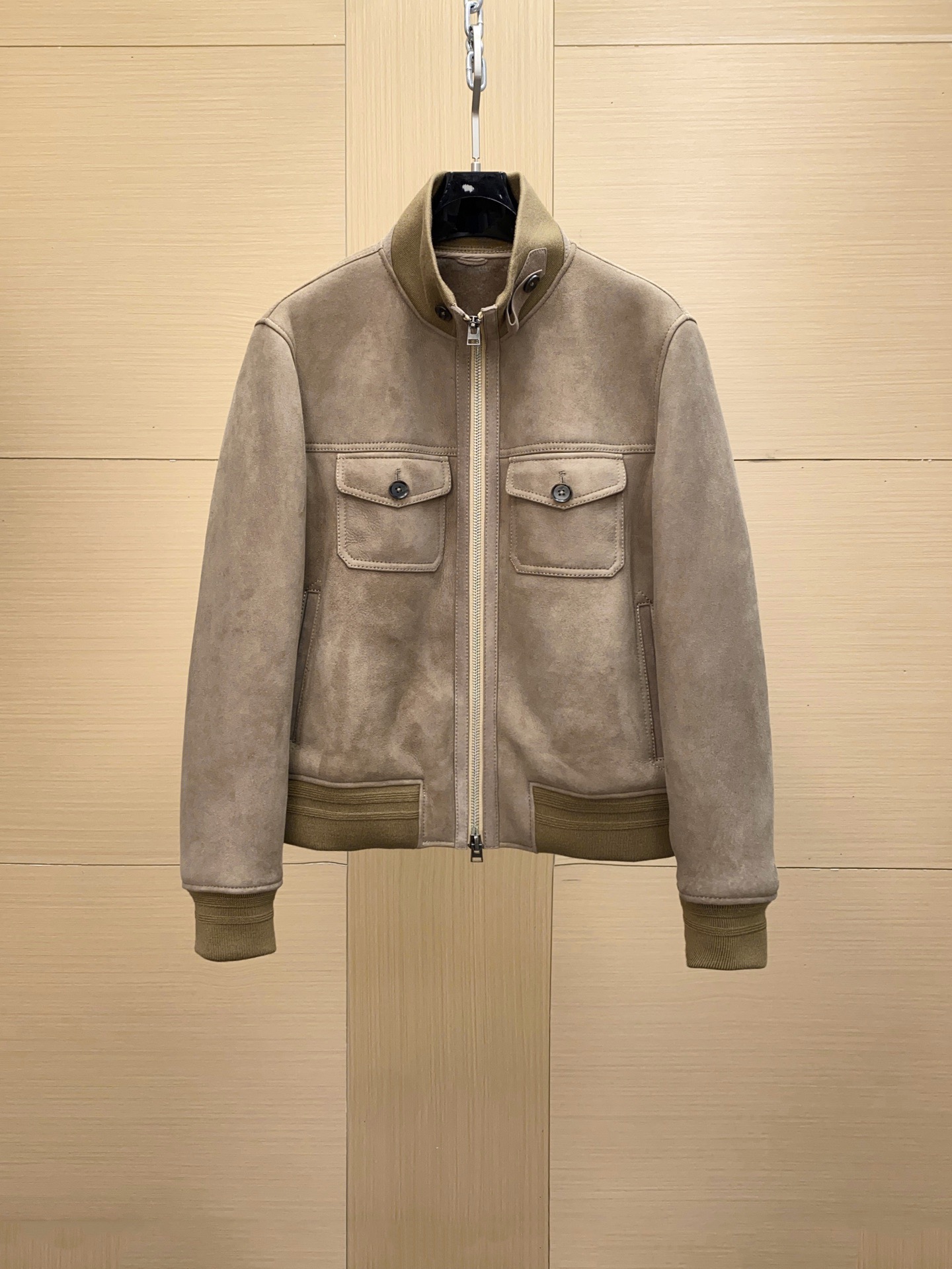 NO:675966,Ready for sale!  TOM FORD 2025 official website latest fur one-piece. The fur one-piece imported from Turkey is not made in China. The leather is super thick and soft to the touch. It is retro and distressed green, showing the full old money style. Sizes 48-56,,tom ford,Top Customize119860909现货发售！TOM FORD 2025年官网最新皮毛一体 土耳其进口皮毛一体不做国产货 皮料超级厚实 手感柔软 复古做旧绿色 彰显满满的老钱风 尺码48-56,,tom ford,Top Customize1,Men's clothing