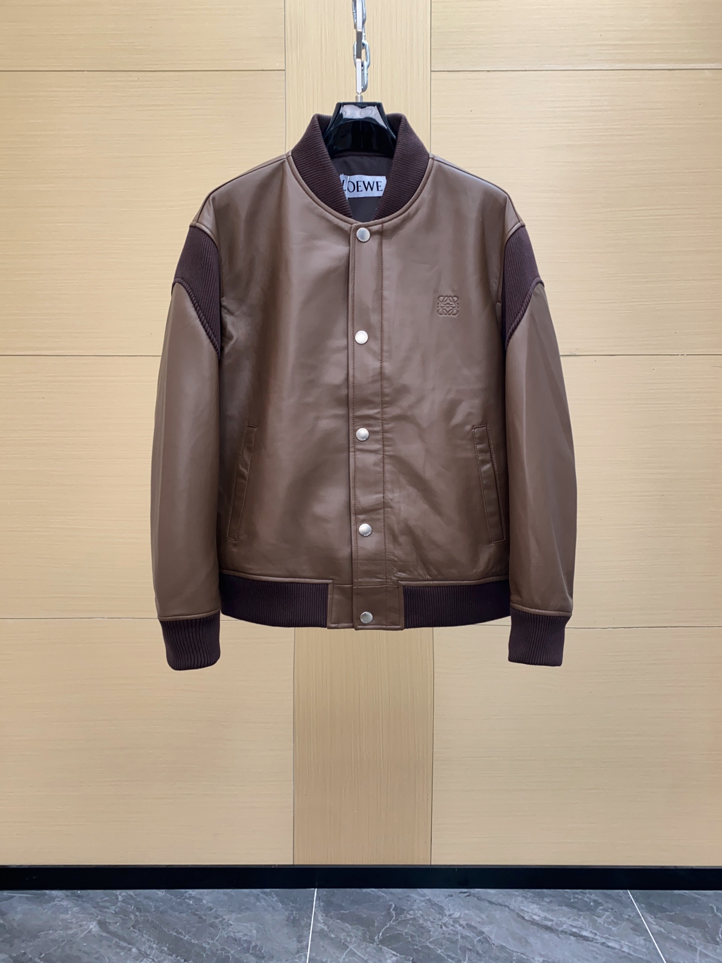 NO:676212,LOEWE 2025 new fashion stand-collar leather jacket, full condition, original hard goods, lambskin water-dyeing process imported from Spain, counter W+. It is rare to be able to make leather jackets into spliced textures, limited edition and main model in European and American counters  , the appearance is absolutely amazing, it has the shadow of the current Internet celebrity coach jacket, but also combines the elements of the bomber jacket, the imported sheepskin with unparalleled texture, the mellow Spanish craftsmanship, the physical touch is very conquering, the high-end texture inherent in the bones, the cuffs are connected and embellished, textured and not boring. It embellishes the overall clothing highlights, size 48-56,,loewe,jackets & coats,leather jacket,sheepskin,Top Customize119860909LOEWE 2025新款时尚立领皮衣,全品相 原单硬货,西班牙进口小羊皮水染工艺,专柜W+ .能把皮衣做成拼接的质感实属罕见,欧美专柜限量主推款 ,品相绝对的惊艳,有当下网红级的教练夹克的影子,又集合了飞行员夹克的元素,质感无敌的进口级绵羊皮,醇厚的西班牙工艺,实物触感非常有征服力,从骨子里自带的高级质感,袖口连接拼接点缀,有质感且不沉闷.点缀了整体衣服亮点,尺码48-56,,loewe,jackets & coats,leather jacket,sheepskin,Top Customize1,Men's clothing