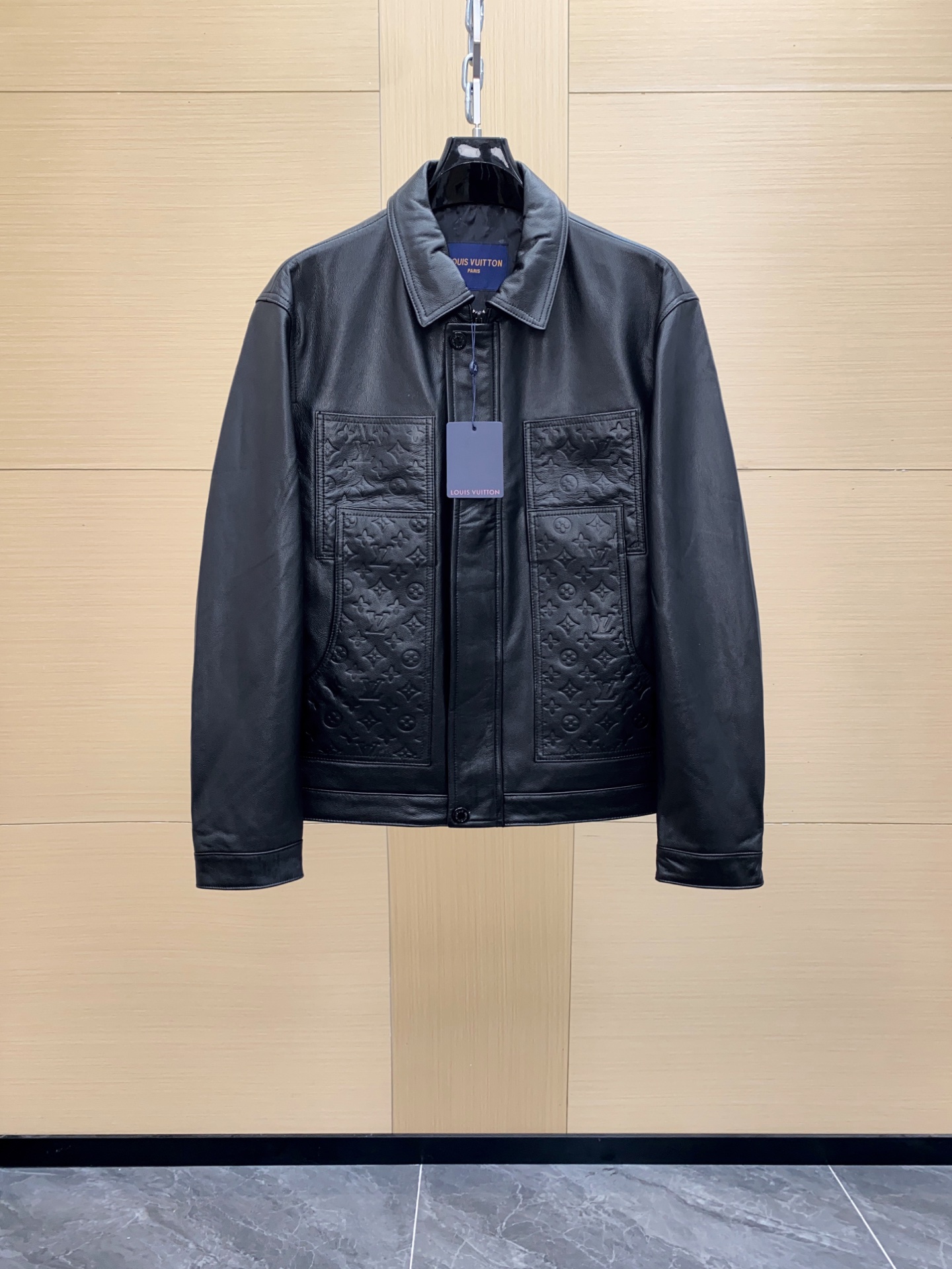 NO:676203,Workwear style new version embossed LOGO cowhide material leather jacket] LV new Lvjia's blockbuster item among men's autumn and winter this year!  This item is made entirely of calfskin imported from Italy, with the same texture and gloss!  驴牌属于世界顶级奢侈男装,属于法国殿堂级奢华艺术的代表,属于名门贵族与上流社会的御用品牌,为华丽而生,拥有着时装界的劳斯莱斯名号,其奢侈程度颠覆想象, 皮衣属于搭配季塑造性极高的奢物,一件上乘的皮装亦足以成为衣橱里的“硬通货”,非常具有投资性,是每个男人趋之若鹜的必备单品,可以轻松占据整个秋冬搭配季！  驴家的单品真谛在于高级和简约,这属于它的独特的美学文化,亦是充满自身魅力属性,无论在设计、工艺和用料方面都颇为考究,对于品质的追求非常严谨和苛刻,用每一个细节来力证自身品牌形象！  通体的设计沿袭了驴家的典型精髓,造型颇具艺术感,解构式的美学设计,阔版设计风格 老花lv专供里布印花 属于限量版发售性质,集合了驴家最经典的配色,多种色系形成互冲效果,视觉感极强,仅以它独特的魅力来征服大众,这亦是最高级的身份表达方式！  整体用料上乘奢华,客供的法国南部产的顶级绵羊皮,皮面光泽细腻自然,舒适度和柔软度以及透气度都堪称S级品质（完胜于市面劣质粗糙毫无光泽感的皮料,甚至滥竽充数之流）,质感爆棚,上身体验感极佳,无法抗拒！  细节工艺极致考究,门禁Lv 家刺绣,纯手工辑线工艺,无可挑剔,裁剪很绝,立体且修身到位,型款十足,搭配翻领设计,时髦且减龄,商务休闲完美驾驭,属于上身酷帅到骨子里的毒物,都市精英身份的彰显之物,可遇而不可求！  Size 48-56,,louis vuitton,louis vuitton,louis vuitton,jackets & coats,leather jacket,cowhide,sheepskin,Top Customize119860909工装款新版压花LOGO牛皮材质皮衣外套】lv新款驴家今年秋冬男款中的重磅单品！这款单品全部意大利进口小牛皮打造,同一种质感和光泽度！ 驴牌属于世界顶级奢侈男装,属于法国殿堂级奢华艺术的代表,属于名门贵族与上流社会的御用品牌,为华丽而生,拥有着时装界的劳斯莱斯名号,其奢侈程度颠覆想象, 皮衣属于搭配季塑造性极高的奢物,一件上乘的皮装亦足以成为衣橱里的“硬通货”,非常具有投资性,是每个男人趋之若鹜的必备单品,可以轻松占据整个秋冬搭配季！ 驴家的单品真谛在于高级和简约,这属于它的独特的美学文化,亦是充满自身魅力属性,无论在设计、工艺和用料方面都颇为考究,对于品质的追求非常严谨和苛刻,用每一个细节来力证自身品牌形象！ 通体的设计沿袭了驴家的典型精髓,造型颇具艺术感,解构式的美学设计,阔版设计风格 老花lv专供里布印花 属于限量版发售性质,集合了驴家最经典的配色,多种色系形成互冲效果,视觉感极强,仅以它独特的魅力来征服大众,这亦是最高级的身份表达方式！ 整体用料上乘奢华,客供的法国南部产的顶级绵羊皮,皮面光泽细腻自然,舒适度和柔软度以及透气度都堪称S级品质（完胜于市面劣质粗糙毫无光泽感的皮料,甚至滥竽充数之流）,质感爆棚,上身体验感极佳,无法抗拒！ 细节工艺极致考究,门禁Lv 家刺绣,纯手工辑线工艺,无可挑剔,裁剪很绝,立体且修身到位,型款十足,搭配翻领设计,时髦且减龄,商务休闲完美驾驭,属于上身酷帅到骨子里的毒物,都市精英身份的彰显之物,可遇而不可求！ 码数48-56,,louis vuitton,louis vuitton,louis vuitton,jackets & coats,leather jacket,cowhide,sheepskin,Top Customize1,Men's clothing