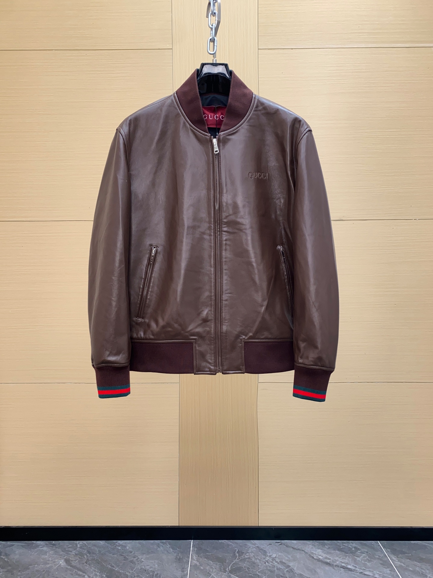 NO:676206,Gucci Autumn and winter sheepskin jacket. Hong Kong trading company channel, early autumn matching, best-selling series in the buyer's store. The men's series introduces a modern silhouette. This large bomber jacket is made of black GG sheepskin, with a quilted silk satin lining, which is an ideal layering item in the cold season. High-grade genuine sheepskin leather is made of sheepskin tanning. The sheepskin leather is thin, soft, breathable and super warm.  More authentic craftsmanship details - Black GG embroidery | Quilted silk satin lining | Stand collar Long sleeves | Two zipper pockets | Rib piping Zippered double-sided leather placket All details are customized one-to-one according to the original product!  If you can, do it as soon as possible. It’s a pity that such a beautiful leather jacket has not arrived!  Size 48-56,,gucci,jackets & coats,sheepskin,Top Customize119860909Gucci 古奇 秋冬款羊皮革夹克.香港贸易公司渠道货,早秋搭配款,买手店里的爆卖系列. 男装系列推出现代感十足的廓形.这款宽大飞行员夹克采用黑色GG羊皮革匠制而成,搭配绗缝丝缎衬里,堪称寒冷季节的理想叠穿单品.高档羊皮真革 羊皮经鞣制制成的革, 羊皮革轻薄柔软、透气性好、超强保暖性 更多正品工艺细节—— 黑色GG刺绣 ｜绗缝丝缎衬里｜立领 长袖｜两个拉链袋｜罗纹滚边 拉链双边皮革门襟 所有细节全部按照正品一比一订制！ 能下手的尽快下吧 这么好看的皮革夹克 没订到货可惜了！ 尺码48-56,,gucci,jackets & coats,sheepskin,Top Customize1,Men's clothing