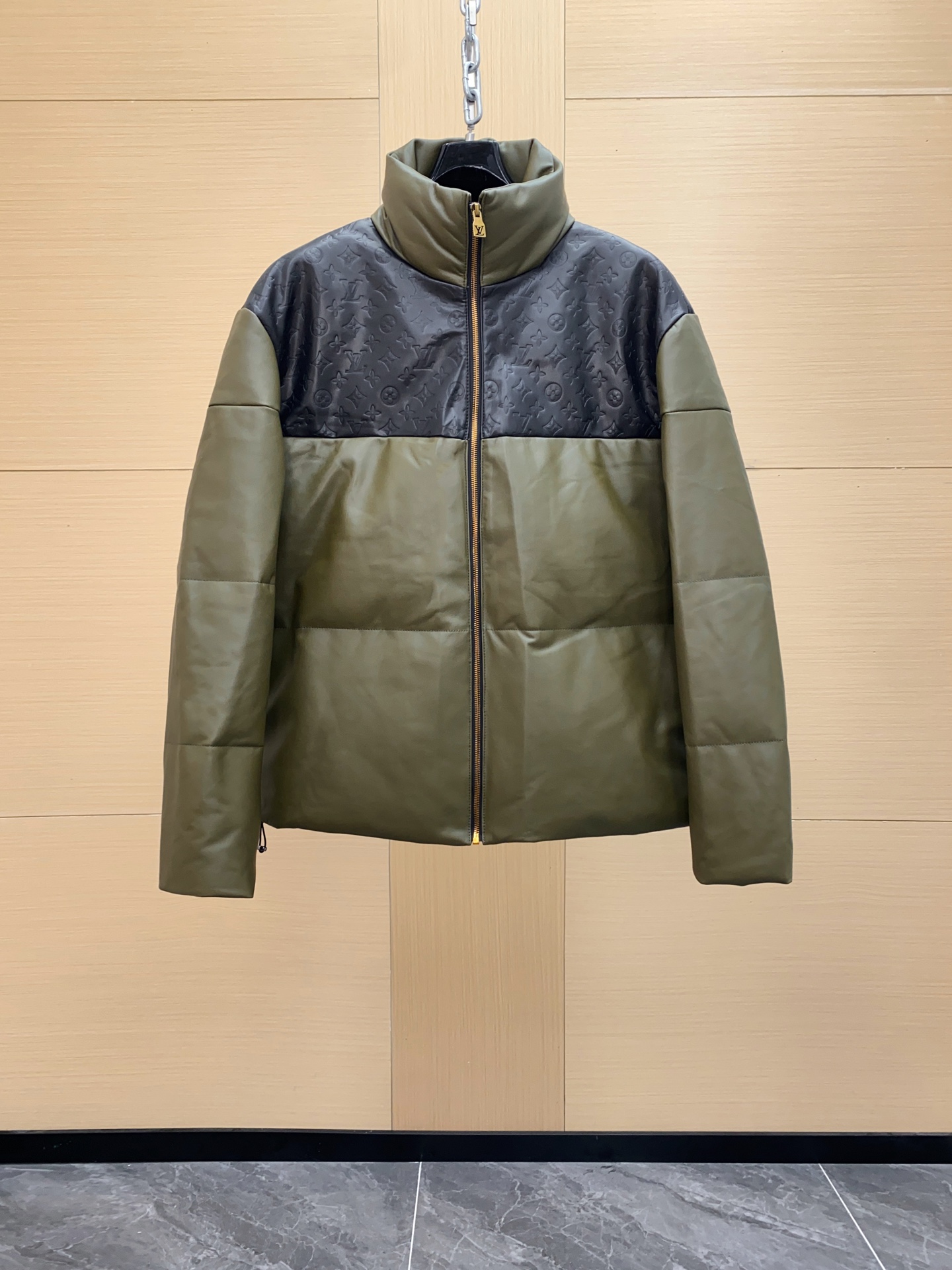 NO:676198,26 SS 1V Autumn and winter gray and black leather splicing trade order. The black leather is printed with the classic logo of Lujia. It is Australian lambskin. The texture is very special and full of high-end. It is filled with European standard 90 white duck down. The filling amount is quite high, which achieves warmth and balance without being bloated. It is an invincible artifact to keep out the cold.  The detachable hood body, integrated zipper fly and adjustable drawstring waist design have many details, are light and warm, fashionable and practical, and are definitely suitable for winter. It is a down jacket with both fashionable and design sense. It can be worn for both business and leisure, and it can also create a casual and versatile street winter wear look. Sizes 48-56, louis vuitton, louis vuitton, down  jacket,sheepskin,hats,Top Customize11986090926 SS 1V 秋冬灰色黑色皮拼接贸易订单,黑皮采用驴家经典Logo花纹印花,澳洲小羊皮,质感非常特殊,满满的高级感.,填充欧标90白鸭绒,相当高的充绒量,做到了温暖平衡不臃肿,完美无敌的御寒神器. 可拆卸兜帽体,拉链按扣一体门襟及可调节抽绳收腰设计,细节感颇多,轻盈又保暖,时髦兼备实用性,冬季绝对够穿了 .是一款 时髦感与设计感并存的羽绒服,商务休闲皆可出场,同时也能打造随性百搭的街头冬装LOOK.尺码48-56,,louis vuitton,louis vuitton,down jacket,sheepskin,hats,Top Customize1,Men's clothing