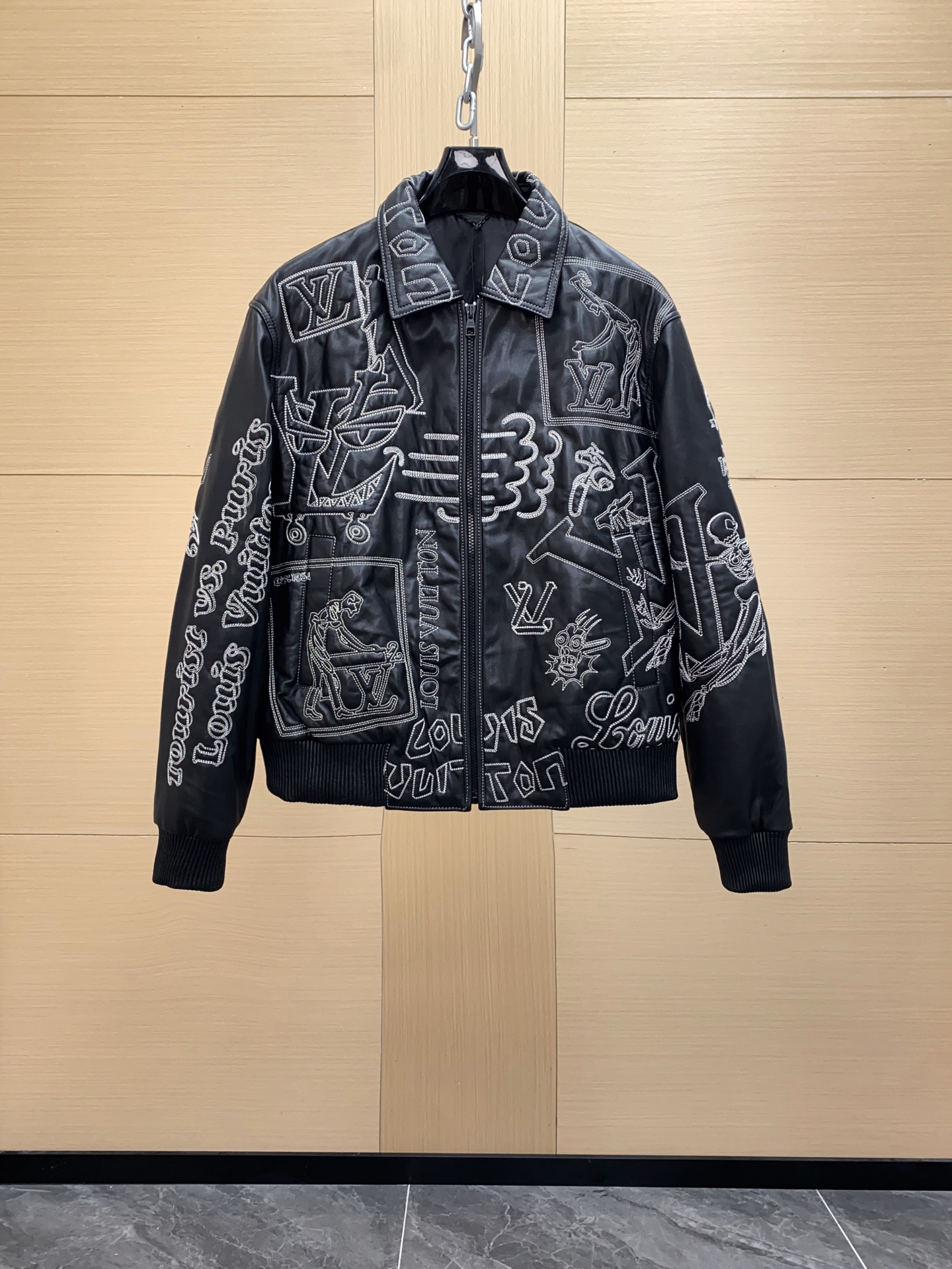 NO:676187,1V New Leather Jacket. Sheepskin imported from Australia. Thousand-needle embroidery technology. The top-grade Australian sheepskin raw materials supplied by customers are later customized in a century-old workshop. The leather embryo is polished into a velvet shape through a special process, and then fixed and dyed. The skin texture has a natural rough and delicate feel, and the superior quality has a quite taste!  With him, matching becomes a breeze. It’s rare to find a style item that remains at the center of the fashion circle all year round. Size 48-56,,jackets & coats,leather jacket,sheepskin,Top Customize1198609091V 新款 皮衣外套 澳洲进口绵羊皮 万针刺绣工艺 客供的澳洲本土顶级羊皮原料,后期经过百年工坊定制而成,经过特殊工艺将皮胚打磨成绒状形态,再定色定染,皮纹有着天然的粗旷细腻感,越品有颇具有味道！有他,搭配就成了一件轻而易举的事情 这样常年屹立于时尚圈中心不倒的风格单品可不多见 码数 48-56,,jackets & coats,leather jacket,sheepskin,Top Customize1,Men's clothing