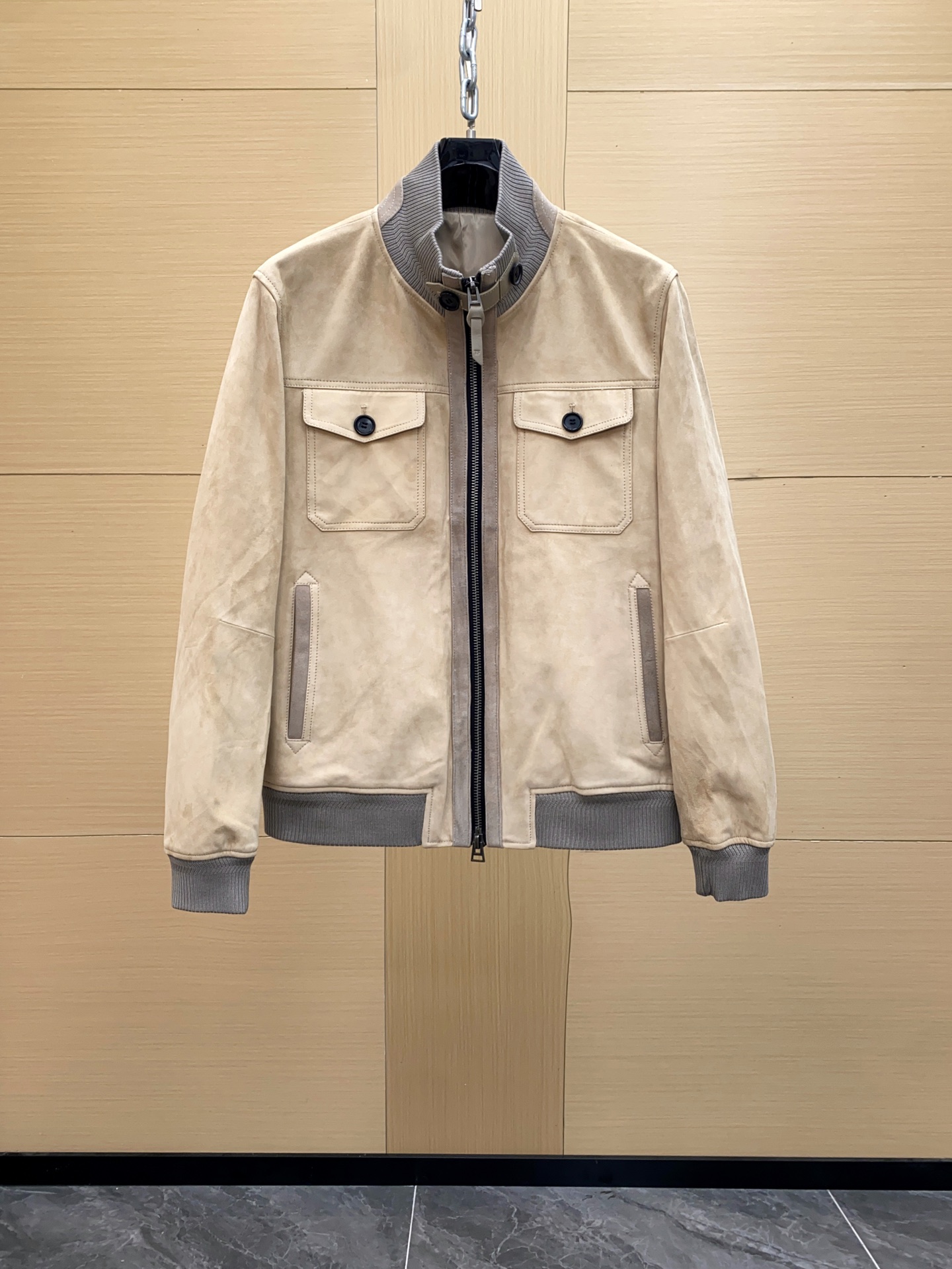 NO:676196,Highly recommended TF25 autumn and winter new product designer Tom Ford in 2005  He launched his own eponymous brand for the first time in 2016, and re-examined the relationship between retro and modernity with his skillful design techniques and unique aesthetic language. This top jacket outlines a strict silhouette with neat strokes. It is made of mixed-breed sheep imported from Italy. There are many suede goats on the market. Please be sure to compare the softness and make sure you get the goods at the same price. It has a retro atmosphere; the minimalist jacket adds visual highlights and is full of coolness. The original hardware is supplied by the customer. The code number is 48-56,, tom ford, tom  ford,jackets & coats,Top Customize119860909重磅推荐TF25秋冬新品设计师 Tom Ford 于 2005 年首次推出了自己的同名品牌,并凭借他娴熟的设计手法和独到美学语言重新论述复古与现代的关系.这款上衣夹克以利落笔触勾勒严谨廓形,由意大利进口混种羊,面皮材质打造,市面上很多绒面山羊,请一定要对比手感柔软度,确保一份价钱一份货,颇具复古气息；极简夹克增添视觉亮点,酷感十足,原版五金客供 码数48-56,,tom ford,tom ford,jackets & coats,Top Customize1,Men's clothing