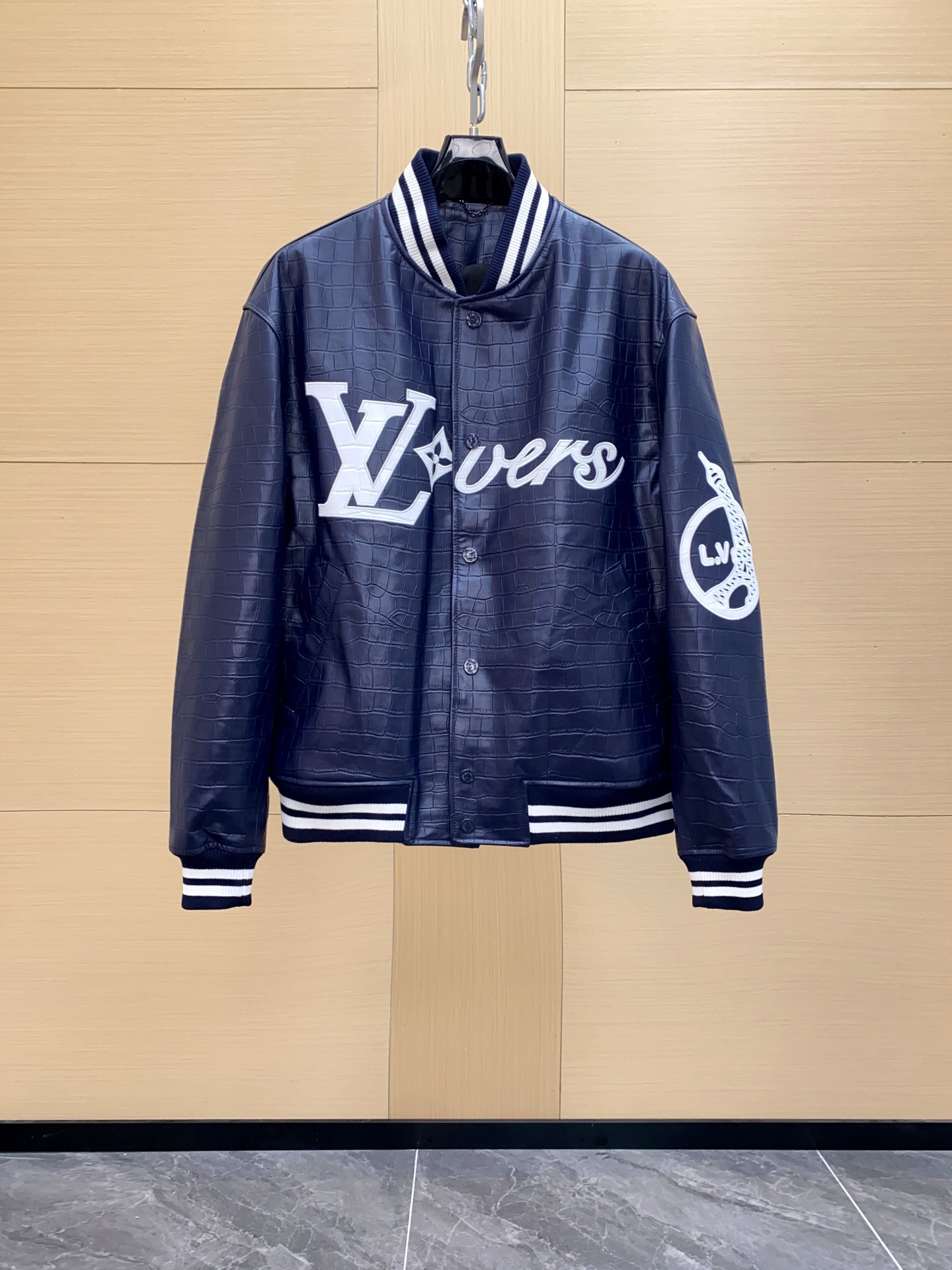 NO:676192,LV's 24th autumn and winter new cowhide embossed leather jacket is a dark blue crocodile pattern embossed cowhide jacket. It is made of top-quality cowhide material and carefully pressed with realistic crocodile patterns, showing a luxurious texture. Its deep blue tone is like the bright stars in the night sky, deep and charming. The unique blue and white contrasting thread design not only adds a visual layering, but also shows the agility and vitality of fashion. The chest and left shoulder are eye-catching.  LV logo embroidered leather, size 48-56, louis vuitton, jackets & coats, leather jacket, cowhide, Top Customize19860909LV 秀款24秋冬新款牛皮压花皮衣深蓝色鳄鱼纹压花牛皮外套.选用顶级的牛皮材质,精心压制出逼真的鳄鱼纹,尽显奢华质感.其深邃的蓝色调,宛如夜空中的璀璨星辰,深邃而迷人.独特的蓝白撞色螺纹设计,不仅增添了视觉上的层次感,更展现出时尚的灵动与活力.而胸前和左肩醒目的 LV 标志 LOGO 贴皮绣,码数48-56,,louis vuitton,jackets & coats,leather jacket,cowhide,Top Customize1,Men's clothing