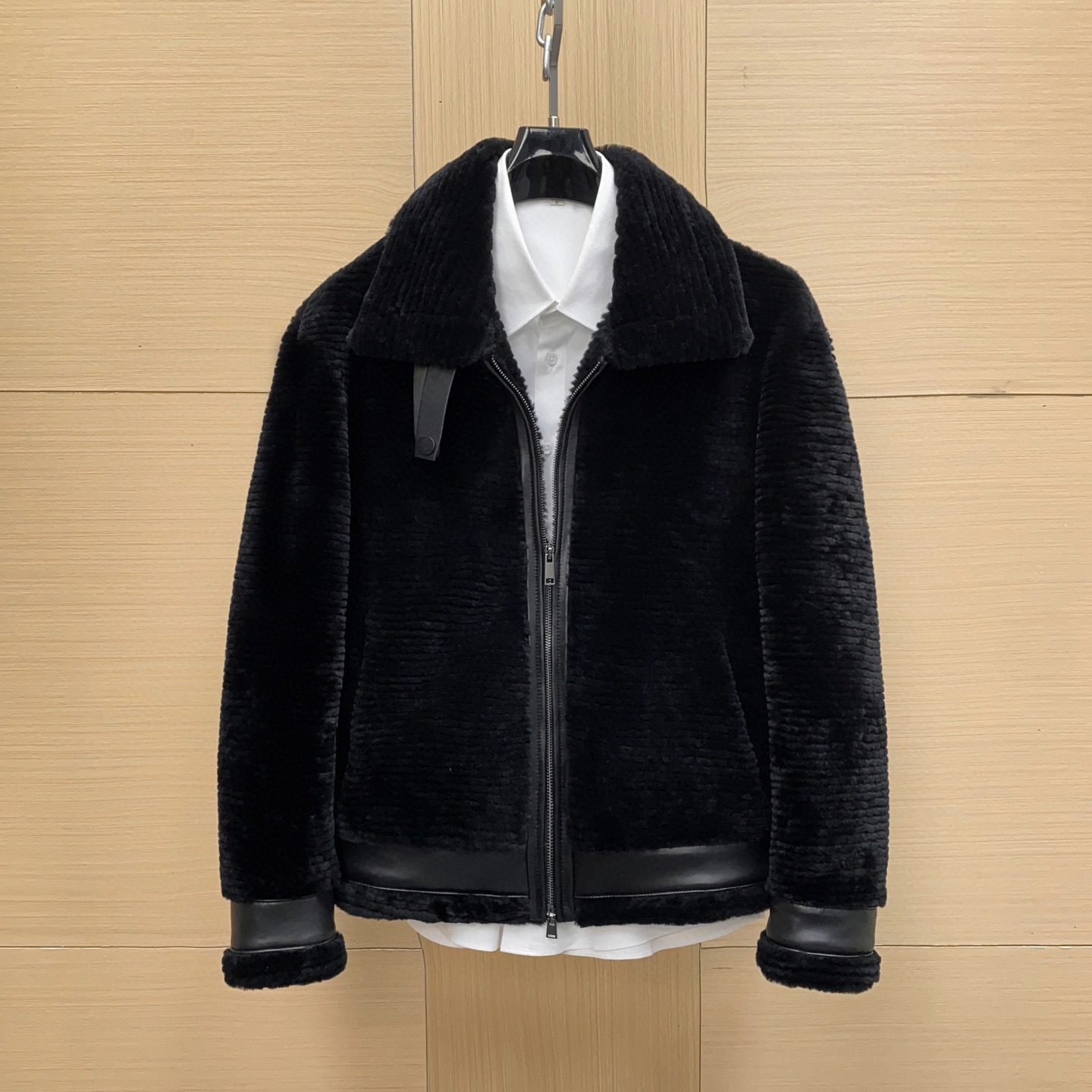 NO:676182,Ready for sale!  Giorgio Armani男士皮毛夹克,采用皮毛一体材质,奢华又保暖,秋冬穿超合适！  Simple tailoring + black tone, low-key elegance, full of urban feel. Soft lining, comfortable to wear, very stylish with wool pants or casual pants, can be easily used for commuting, business, and festivals. Exquisite details, high-end texture, it is a must-have item in the wardrobe of mature men! 尺码48-58,,armani,jackets & coats,Top Customize119860909现货发售！Giorgio Armani男士皮毛夹克,采用皮毛一体材质,奢华又保暖,秋冬穿超合适！简约剪裁+黑色调,低调优雅,都市感满满.内衬柔软,穿着舒适,搭配羊毛裤或休闲裤都很有型,通勤、商务、节日都能轻松驾驭.细节精致,质感高级,是轻熟男士衣橱必备单品！尺码48-58,,armani,jackets & coats,Top Customize1,Men's clothing