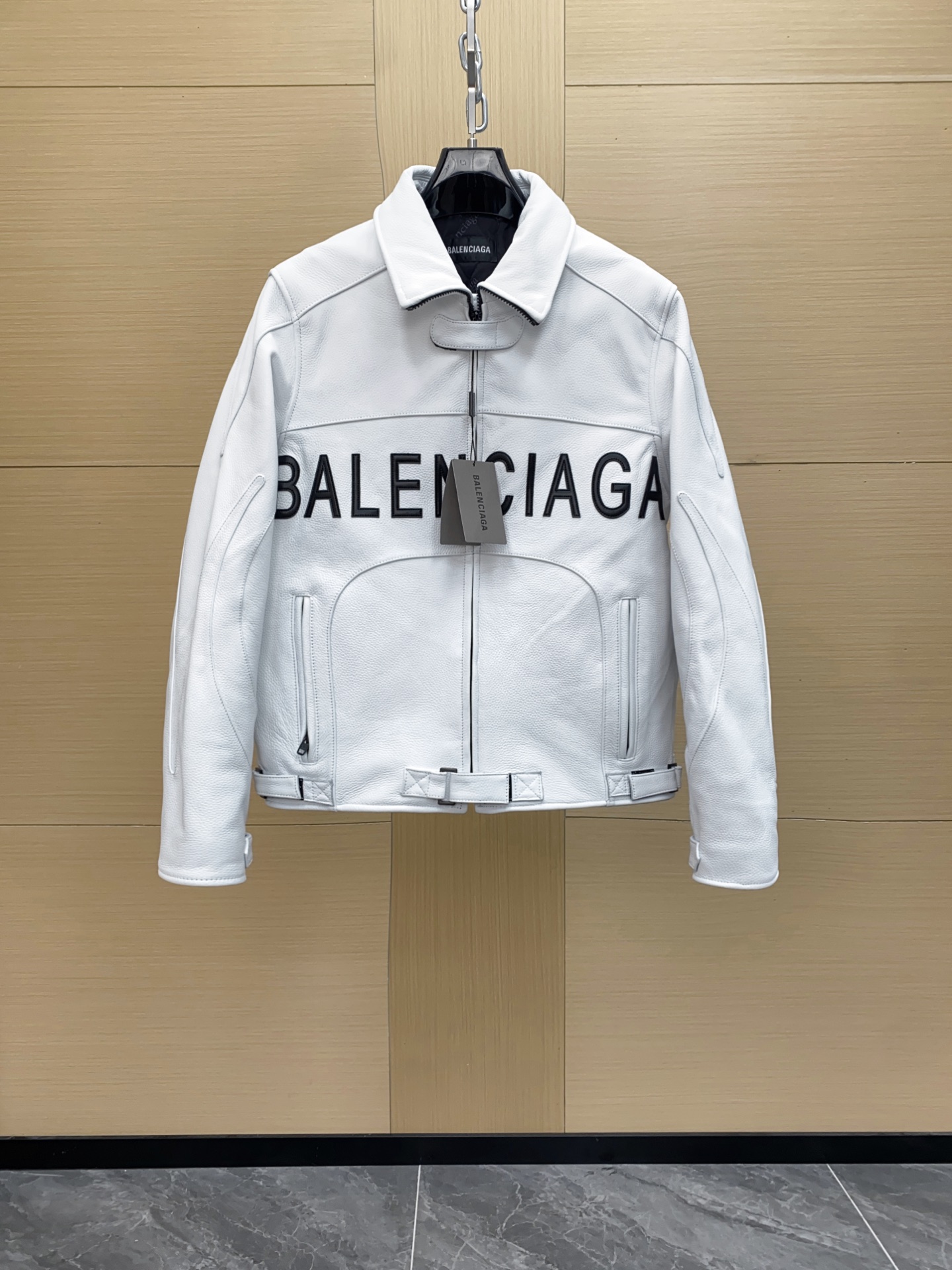 NO:676139,BALENCIAGA new model on sale!  Balenciaga motorcycle leather jacket!  The spliced ​​design model is on sale in limited edition!  Popular every year, the large letters on the front embroidery are relaxed and natural, the three-dimensional cut is slightly wider and the wearer feels great, and the sheepskin material is comfortable, breathable and elastic!  Origin Italy!  Balenciaga clothing has always been good at cutting and sewing!  !  Bias cutting is a specialty, and the flowing lines emphasize specific sexy parts of the human body!  !  The structure is always kept between the width and fit of the clothing, making it comfortable to wear and making your body look more beautiful!  !  Make clever use of people's optical illusions, strategically lower the belt, or lift it above the ribs, or even cleverly hide it in tights, making the outfit look more perfect!  !  Color White Size S-M-L-XL-XXL,,balenciaga,balenciaga,jackets & coats,leather jacket,sheepskin,Top Customize119860909BALENCIAGA 新款发售！巴黎世家机车款皮衣夹克！拼接设计款限量发售！年年火爆前副刺绣工艺大字母轻松自然、立体剪裁微阔穿着感极佳、羊皮材质舒适透气有弹性！原产地意大利！ 巴黎世家服装一向是精于裁剪和缝制！！ 斜裁是拿手好戏,以此起彼伏的流动线条强调人体的特定性感部位！！结构上总是保持在服装宽度与合体之间,穿着舒适,身体也显得更漂亮！！ 巧妙利用人的视错觉,腰带策略性地放低一点,或把它提到肋骨以上,甚至可以巧妙地隐藏在紧身衣之中,服装看上去更加完美！！ 颜色白色 尺码S-M-L-XL-XXL,,balenciaga,balenciaga,jackets & coats,leather jacket,sheepskin,Top Customize1,Men's clothing
