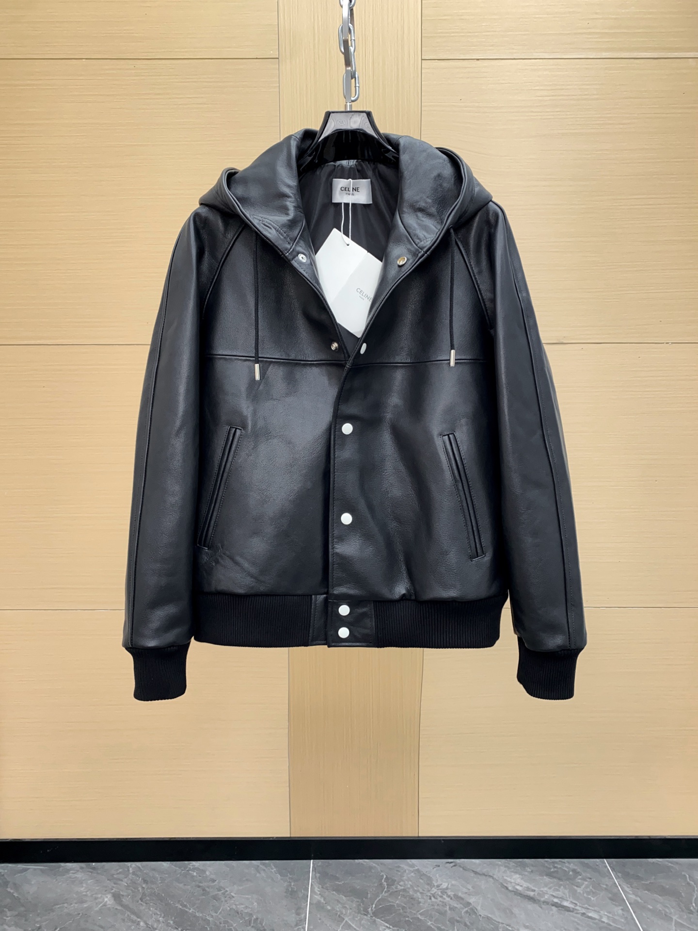 NO:676143,Celine Celine's new counter autumn and winter classic hooded cowhide jacket. It is made of high-quality leather and has a printed back design. It has an oversized fit. It is equipped with tonal threaded trim and contrasting brand metal snaps. It is more gentle than ordinary leather jackets but more mature than traditional baseball jackets. It can match both mature and youthful feelings. It is highly recommended for high-end wear. Sizes 48-56, celine, celine, jackets & coats, leather  jacket,cowhide,hats,Top Customize119860909Celine 赛琳 新款柜台秋冬经典连帽牛皮夹克,甄选上乘皮料,后背印花设计 超大合身 配色调螺纹饰边,撞色品牌金属按扣.它比一般的皮衣夹克更和气但又比传统棒球夹克成熟,成熟和青春的感觉都能搭配起来,强力推荐,高级感穿搭.尺码48-56,,celine,celine,jackets & coats,leather jacket,cowhide,hats,Top Customize1,Men's clothing