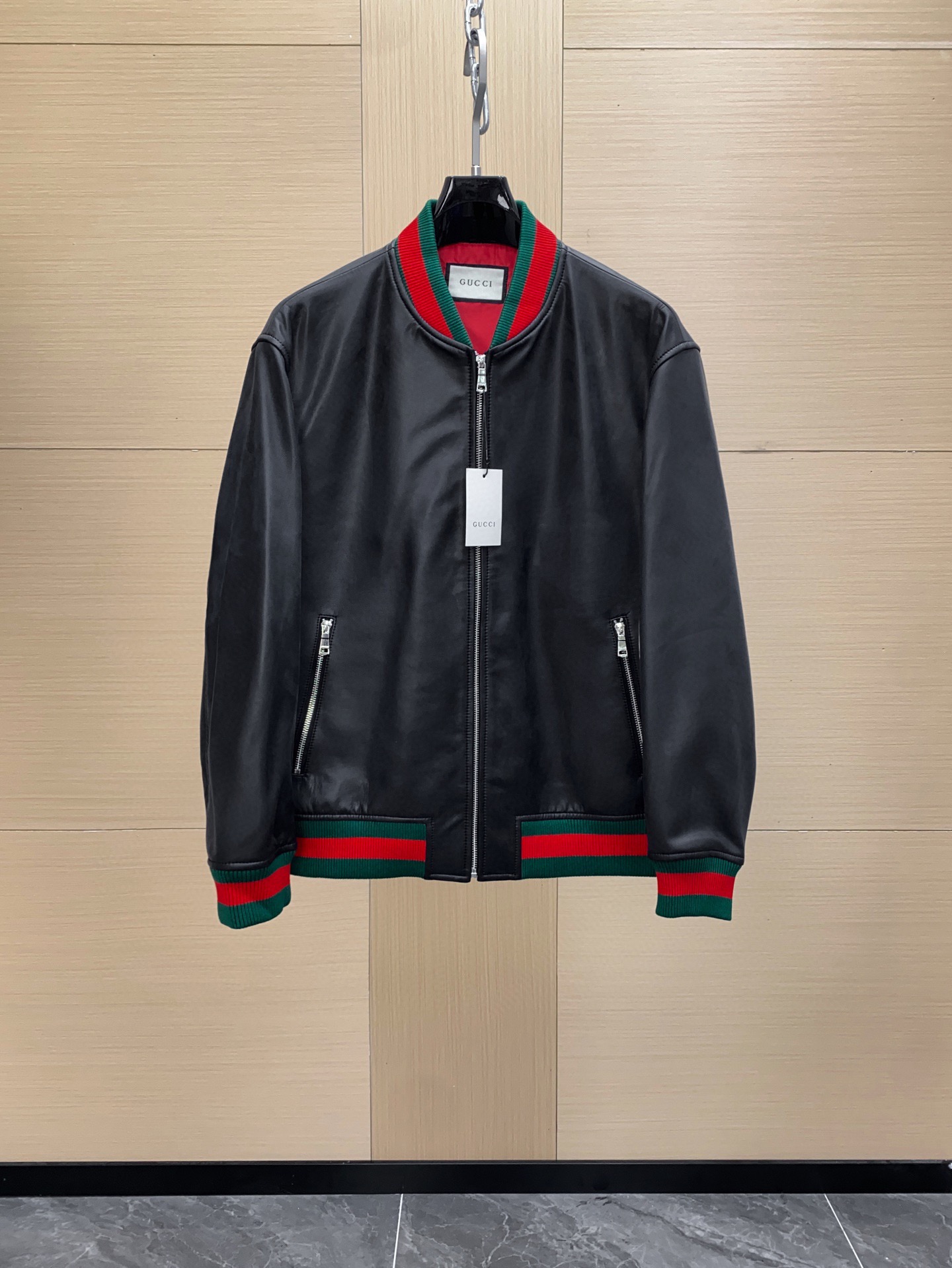 NO:676217,Gucci Nappa leather bomber jacket. Soft nappa leather + wool-cotton blended knit, texture and comfort. The outer layer is made of soft and delicate black nappa sheepskin. The leather texture is natural and delicate, smooth to the touch, and has both stiffness and flexibility. The surface gloss is even, showing a low-key and luxurious high-end texture. Knitting splicing process  The sleeves and back are made of wool and cotton blended knitted fabric, with dense stitching and high elasticity. While maintaining a comfortable wearing experience, it enhances the breathability and flexibility of the body. The three-dimensional straight slim fit bomber jacket has a straight shoulder line and a neat body shape. The splicing process naturally transitions to give both sporty and urban feel. The placket is equipped with a metal zipper, which is smooth and durable. The cuffs and hem are ribbed knitted and embellished with classic red and green webbing to highlight the iconic elements.  The lining is made of smooth spliced knitted fabric, which is smooth and comfortable to wear. It adds warmth and durability.,,gucci,gucci,jackets & coats,jackets & coats,sheepskin,Top Customize119860909Gucci古驰纳帕皮飞行员夹克外套 .柔软纳帕皮革 + 羊毛棉混纺针织,质感与舒适度 外层选用柔软细腻的黑色纳帕羊皮,皮质纹理自然细腻,触感顺滑,兼具挺括感与柔韧度.表面光泽均匀,展现低调奢华的高级质感. 针织拼接工艺 袖子与背部采用羊毛与棉混纺针织面料,针脚密实且富有弹性.在保持舒适穿着体验的同时,增强衣身的透气性与灵活性.立体剪裁版型直筒修身飞行员夹克版型,肩线挺括,身形利落.拼接工艺自然过渡 兼顾运动风与都市感. 门襟配备金属拉链,顺滑耐用. 袖口与下摆采用罗纹针织,并点缀 经典红绿织带,彰显标志性元素. 内里采用光滑里布拼接针织,穿着顺滑舒适.增添保暖性与耐穿性.,,gucci,gucci,jackets & coats,jackets & coats,sheepskin,Top Customize1,Men's clothing