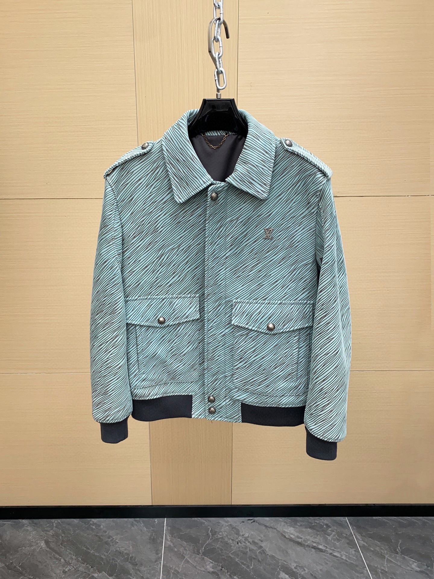 NO:676138,Ready for sale!  1V 25FW Outerwear Calfskin EpiXL Pattern Bomber Jacket Made from calfskin, this bomber jacket features the Epi  Customize19860909现货发售！1V 25FW 外套小牛皮EpiXL图案飞行员夹克 这款飞行员夹克以小牛皮制成,缀有全身烫印的 Epi XL 图案,灵感源自品牌的传统皮具.衣臂内侧饰有 Monogram 花形孔眼,左袖上饰有标志性刺绣贴花.这款优雅的服装可与其他产品轻松搭配,打造与众不同的造型.尺码48-56,,jackets & coats,jackets & coats,cowhide,Top Customize1,Men's clothing