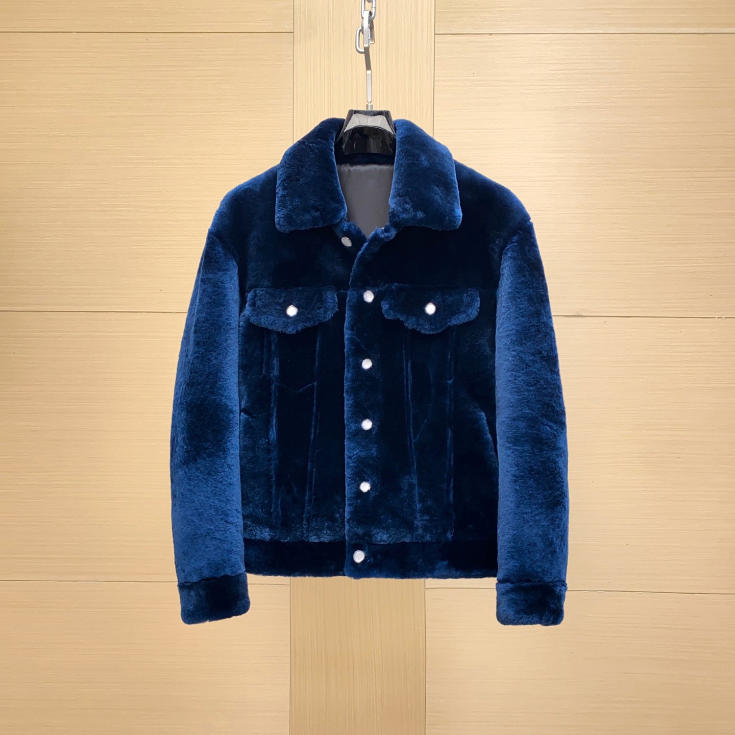 NO:676149,1V The latest fur one-piece from the official website in 2025. The fur one-piece imported from Turkey is not a domestic product. The leather is super thick and soft to the touch. It is embellished with original pearl buttons and shows the full old money style. Sizes 48-56,,Top Customize1198609091V 2025年官网最新皮毛一体 土耳其进口皮毛一体不做国产货 皮料超级厚实 手感柔软 原版珍珠扣子点缀 彰显满满的老钱风 尺码48-56,,Top Customize1,Men's clothing