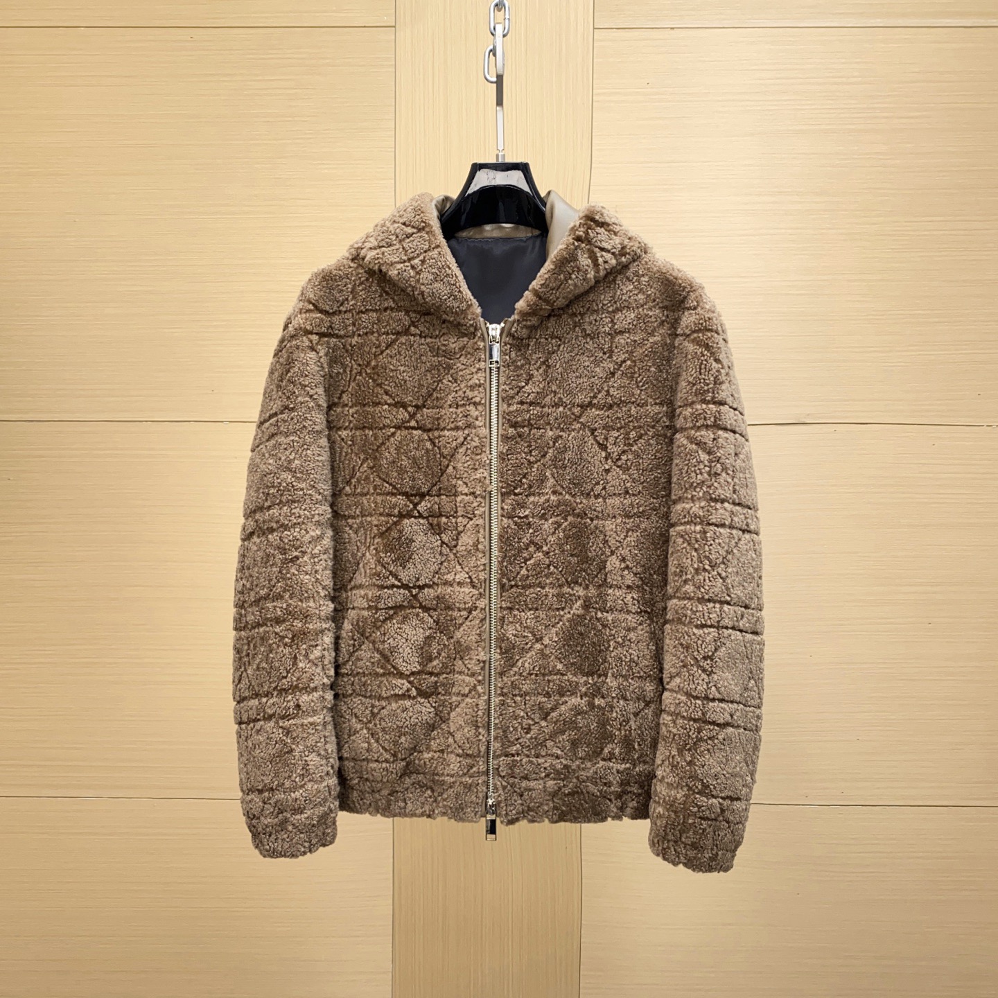 NO:676152,Warm as spring!  Thickened jacket type fur integrated hooded design lambskin fur jacket DIOR 2025 autumn and winter fur integrated jacket, the raw materials are selected from Spain, Merino native fur integrated. The leather surface is soft and delicate, as delicate and smooth as silk, the wool is bright and thick, slightly naturally curly, the leather is relatively tight, the classic stand-up collar design with contrasting threads makes the whole dress more fashionable, 48-56,, dior, jackets & coats, jackets &  coats,leather jacket,sheepskin,hats,Top Customize119860909温暖如春！加厚款夹克款皮毛一体连帽设计羔羊皮毛皮衣外套 DIOR 2025秋冬皮毛一体夹克,原料甄选西班牙,美利奴原生原产皮毛一体.皮面柔软细腻、如丝绸般细腻柔滑、羊毛亮丽厚重,略带自然卷,皮质比较紧实、经典立领设计搭配撞色螺纹使得整件衣服更有时尚感,48-56,,dior,jackets & coats,jackets & coats,leather jacket,sheepskin,hats,Top Customize1,Men's clothing