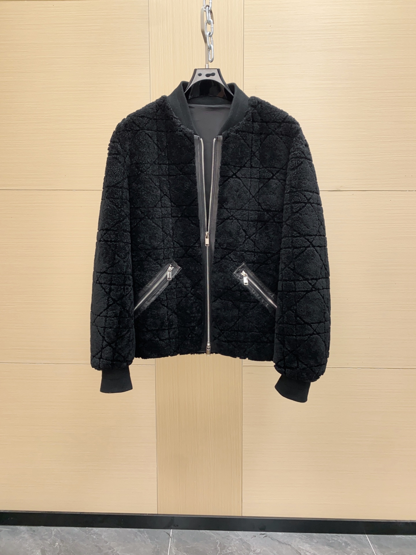 NO:676141,CD's latest autumn and winter black merino fur. The whole body is decorated with tonal cannage pattern embroidery to enhance the style. The official price is 75800. It is equipped with practical side pockets and snap button closure. Soft and comfortable, it can create a modern and fashionable look. The whole body is decorated with tonal cannage pattern embroidery and invisible snap button closure. Side snap pockets. DIOR jacquard body and sleeve lining. The main body is integrated with fur, with sheepskin details and cupro fiber lining.  Size 48-56,,dior,sheepskin,Top Customize119860909CD 秋冬最新 黑色美利奴皮毛一体 通体饰以同色调藤格纹刺绣提升格调,官方售价75800 搭配实用的侧面口袋和按扣开合.柔软舒适,可打造现代时尚的造型.通体同色调藤格纹刺绣隐形按扣开合侧面按扣口袋 DIOR提花衣身和衣袖里料主体皮毛一体,细节羊皮革,里料 铜氨纤维 尺码48-56,,dior,sheepskin,Top Customize1,Men's clothing