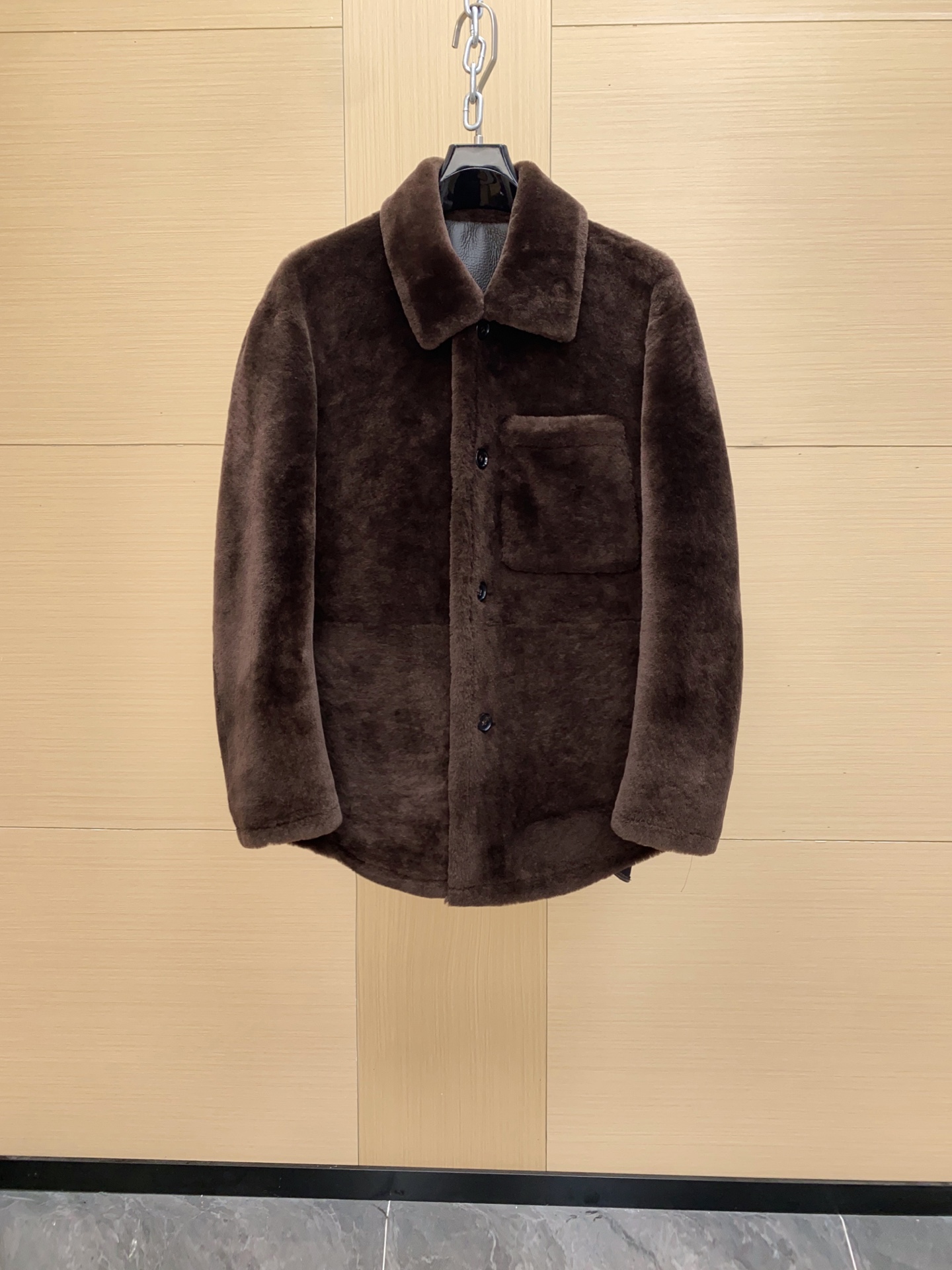 NO:676142,Loro Piana new fur integrated product; original ecological leather body fabric; imported fur integrated product!  Made of imported original ecological leather!  The quality of the leather is quite high. You can study it when you receive it. The whole piece is worthy of appreciation in terms of fabric, leather, wiring and craftsmanship. It has a low-key and emphasized attitude. This fur exudes the charming charm of retro. The novel and soft subtle color difference pattern presents a unique feature. The hem and the collar are decorated with imported threads. Sizes 48-56, loro piana,hats,Top Customize119860909Loro Piana 新品皮毛一体；原生态皮面衣身面料；进口皮毛一体！采用进口原生态皮料！皮料品质相当高级 收到货可以研究一下,整件从面料、皮质、走线 工艺方方面面都可以值得品味 低调有强调的态度出来了. 这款皮毛一体流露复古的迷人魅力.新颖而柔和的微妙色差图案呈现别具一格的特色.下摆 帽领进口螺纹装饰 尺码48-56,,loro piana,hats,Top Customize1,Men's clothing