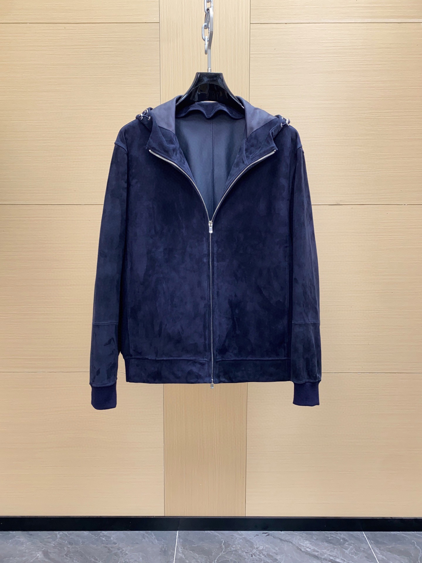 NO:676158,Brunello Cucinelli men's suede suede nubuck leather jacket. Authentic products of the same grade in large quantities are sold for 55,000. It is absolutely worth it for everyone. Wear casually like walking hormone fashion. Leather jackets are worn casually, exuding masculine hormones, elegant and calm charm and a youthful and energetic atmosphere. Brunello 2025 Autumn Men's Wear Series Overview  Maintain the consistent elegant and stylish men's style, and bring a more relaxed and comfortable wearing experience, brunello cucinelli,jackets & coats,leather jacket,sheepskin,chamois leather,Top Customize119860909Brunello Cucinelli 男士麂皮绒面磨砂皮 羊皮革夹克.大货同等级正品在售55000的价值. 大家这个价格拿到手绝对绝对值, 随性穿搭犹如行走的荷尔蒙时尚 皮衣随性穿搭,散发着男性阳刚的荷尔蒙,优雅沉稳的魅力且年轻活力的气息 Brunello 2025 秋季男装系列一览 维持一贯高雅有型的男士作风,并带来更轻松舒适的穿着体验,,brunello cucinelli,jackets & coats,leather jacket,sheepskin,chamois leather,Top Customize1,Men's clothing