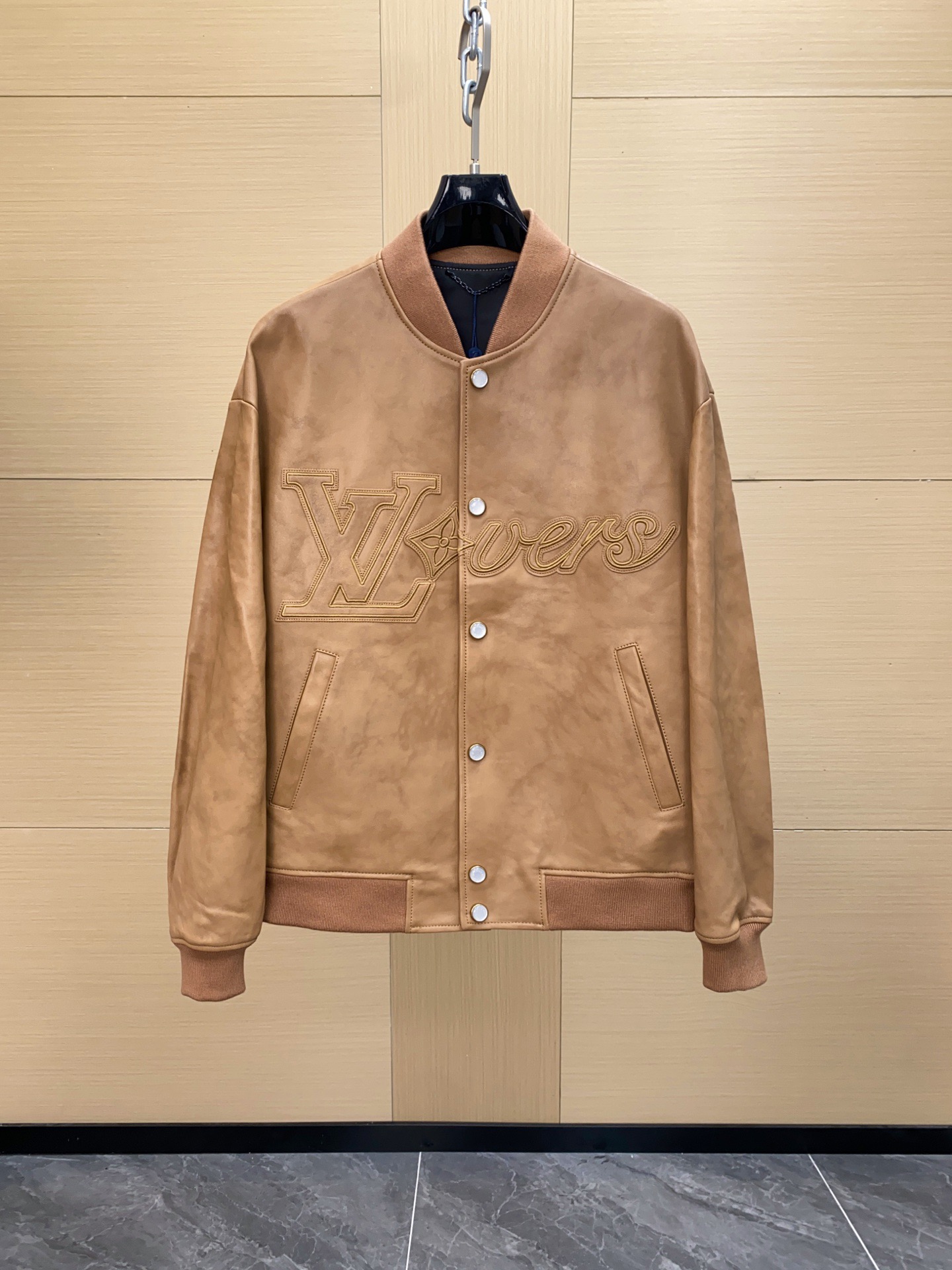 NO:676167,Ready for sale!  LV FW24 Prefall DL2 Series Lambskin embroidered baseball jacket Pearl buttons Versatile applique embroidery on the chest Lovers logo embroidery, and then use pearlescent snap buttons to sublimate the casual style, can easily control various styles Sizes 48-56, louis vuitton, versace, jackets & coats, sheepskin, Top Customize19860909现货发售！LV FW24 Prefall DL2 系列 小羊皮刺绣棒球夹克 珍珠纽扣 百搭贴花刺绣于胸前抒写 Lovers 标识刺绣,再以珠光按扣升华闲适格调,可轻松驾驭各式造型 尺码48-56,,louis vuitton,versace,jackets & coats,sheepskin,Top Customize1,Men's clothing