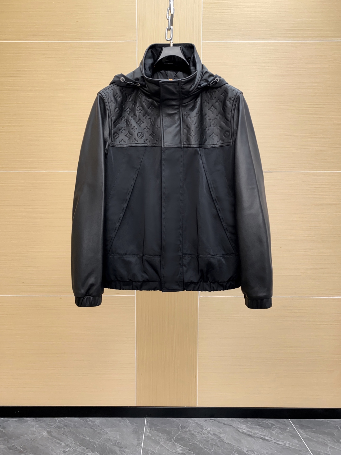 NO:676098,'Replica version' 1V black leather hooded jacket, nylon + sheepskin leather splicing, Monogram presbyopia embossed on the chest, hooded design (can hide the hood) to keep warm and windproof!  The tailoring is neat, with both urban and military style. It can be easily used for commuting and outdoor use. With the creative blessing of Pharrell Williams, Parisian elegance blends with British gentlemen. It has both fashion and functionality. It is a high-end item that must be purchased in autumn and winter!  Sizes 48-56,,jackets & coats,sheepskin,hats,Top Customize119860909现货发售“复刻版本” 1V 黑拼皮连帽夹克,尼龙+羊皮皮革拼接,胸前Monogram老花压纹,连帽设计（可隐藏帽设计）保暖防风！剪裁利落,兼具都市感和军工风,通勤户外都能轻松驾驭,Pharrell Williams创意加持,巴黎优雅融合英伦绅士,时尚与功能性兼备,是秋冬必入的高端单品！尺码48-56,,jackets & coats,sheepskin,hats,Top Customize1,Men's clothing