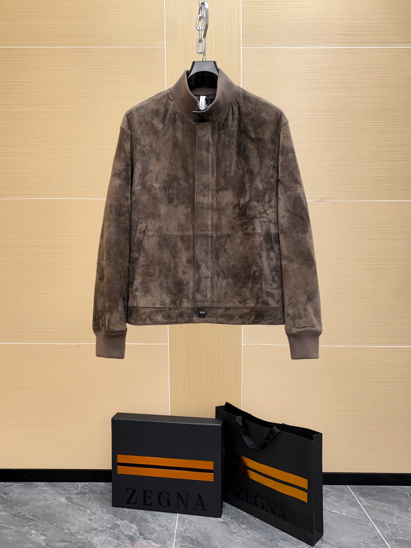 NO:676171,P Available now!  Genuine leather haute couture continues to ship. Exclusive｜Original purchase genuine grade Ermenegildo Zegna men's new winter brown leather short jacket Leather imported sheepskin The new season cowhide suede jacket adopts a classic pilot version with simple and neat lines, paired with soft and delicate suede calfskin, showing a low-key and high-end urban style. The hem and cuffs are spliced with wool knitting to enhance wearing comfort and silhouette, and highlight the temperament and fashionable charm of the jacket.  The jacket is designed in a regular size and is comfortable on the upper body. Suede is a precious leather with a thin texture and very softness. It is comfortable and generous to wear. Business casual, low-key luxury!  Versatile for commuting!  Old money style, low-key and tasteful. The materials used are very comfortable. The core of this brand is the materials used. Those who are kind to you and pay attention to the dressing experience must buy it!  !  Made of cow leather suede!  The real and powerful version uses the most exquisite leather, which is light and soft, and the fabric made of it has a velvet-like texture. If you pick out any piece of our leather series, it is enough to beat other competing products, not to mention the combination of price, quality and product!  It directly improves the tone of the whole by a level. It belongs to the ceiling of the autumn and winter world. The texture is outstanding and the luster is high-end. The whole body is made of precious cow leather, showing a unique suede texture. The velvety and delicate touch combined with the soft and light characteristics are both luxurious and practical. After the full-grain leather polishing and turning process, the surface fibers are finely polished until they are even and dense, showing a  Velvety suede effect. This treatment method not only feels smooth, but also presents a low-key and deep matte effect visually. Different from the coldness of traditional smooth leather, suede leather has a warmer and more delicate touch. Suede leather is inherently wear-resistant and warm, making this jacket a balance between practicality and sophistication. In terms of technology, suede leather needs to go through multiple steps of removal, polishing, sizing, and protective coating.  and other fine processes to ensure that the leather plush is even, full and long-lasting in color. Its natural breathability and lightness enable the entire jacket to maintain a comfortable wearing experience in addition to keeping warm. In addition, the leather surface has undergone special wear-resistant treatment, which improves the anti-friction performance of daily wear and gives it a texture that is both flexible and stiff. With the accumulation of time and wear, the leather will gradually form a unique patina, which will increasingly highlight personality and high-end atmosphere.,,zegna,jackets  & coats,cowhide,sheepskin,Top Customize119860909P 现货发售！真皮高定 持续出货 . 独家 ｜原版购入真品级 杰尼亚男装冬季新品棕色皮革短夹克 皮料 进口羊皮革 新一季牛皮绒面革夹克采用经典飞行员版型,线条简洁利落,搭配柔软细腻的绒面小牛皮,呈现低调而高级的都市格调.下摆与袖口拼接羊毛针织,增强穿着舒适性与廓形感 ,更突出夹克的气质与时尚魅力. 夹克常规尺寸设计,上身舒适自如. 绒面革是一种质地细薄且非常柔软的珍贵皮革.穿在身上既舒适又大方. 商务休闲 低调奢华！通勤百搭！ 老钱风,低调 有品味 用料非常舒适,这个牌子的核心就是用料,对自己好一点的,注重穿衣体验的,一定要入！！ 牛皮革绒面打造 ！ 真材实料实力版本 ,采用最精致的皮革,即轻盈又柔软,用其制作的面料有天鹅绒般的质感 咱家任意一件皮革系列 任选一样拎出来,都足够吊打其他竞品,更何况是价格 品质 出货品相三重叠加！直接把整体的调性UP了一个段位,属于秋冬界的天花板,质感出挑,光泽高级  整体以珍贵牛皮革打造,呈现出独特的绒面质感,天鹅绒般的细腻触感配合柔软轻盈的特性,兼具奢华与实用  经过全粒面皮打磨与翻磨工艺,表层纤维被精细打磨至均匀细密,呈现出 天鹅绒般的绒面效果.这种处理方式不仅手感顺滑,更在视觉上呈现出低调而深邃的哑光效果.不同于传统光面皮革的冷峻,绒面皮更具温润细腻的触感.绒面革天生兼具耐磨与保暖性能,使这款夹克在实穿性与精致感之间取得平衡. 在工艺上,绒面革需要经过多道 去杂、打磨、上浆、防护涂层 等精细流程,以确保皮面毛绒均匀、色泽饱满而持久.其天然的透气性与轻盈性,使得整件夹克在保暖之外,仍能保持舒适的穿着体验. 此外,皮料表层经特别的 耐磨处理,提升了日常穿着的抗摩擦性能,同时赋予其 柔韧与挺括兼具 的质感.随着时间与穿着的累积,皮革会逐渐形成 独特的岁月包浆,愈发彰显个性与高级气息.,,zegna,jackets & coats,cowhide,sheepskin,Top Customize1,Men's clothing