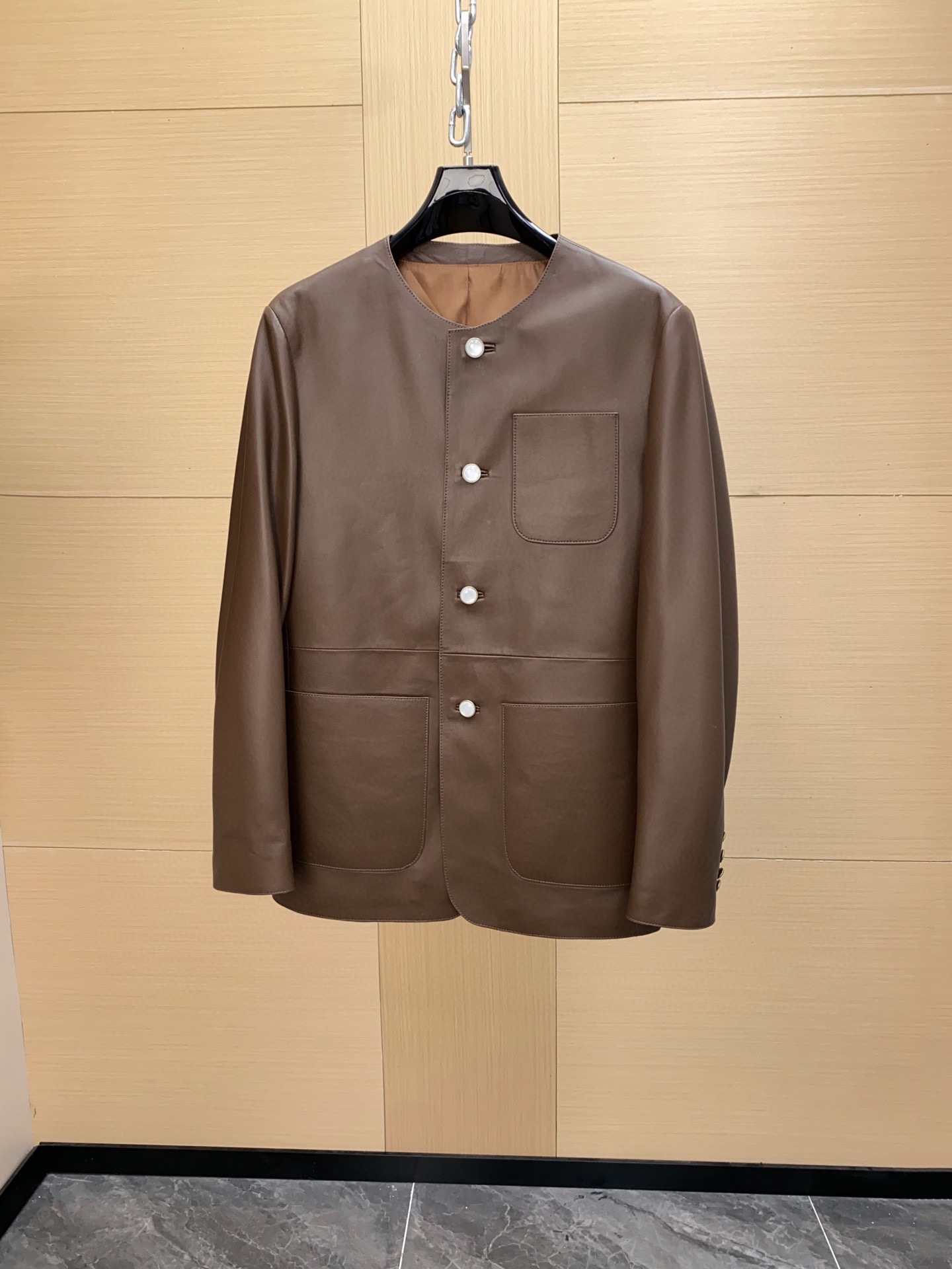 NO:676146,Exclusive version!  Louis Vuitton 2025 SS Autumn and Winter Show Western Denim Big Show Series Small Fragrance Collarless Hybrid Sheepskin Leather Jacket Size 48-56,,louis vuitton,jackets & coats,leather jacket,sheepskin,Top Customize119860909独家版本！Louis Vuitton 2025 SS秋冬走秀西部牛仔大show系列 小香风无领混种羊皮皮衣外套 尺码48-56,,louis vuitton,jackets & coats,leather jacket,sheepskin,Top Customize1,Men's clothing