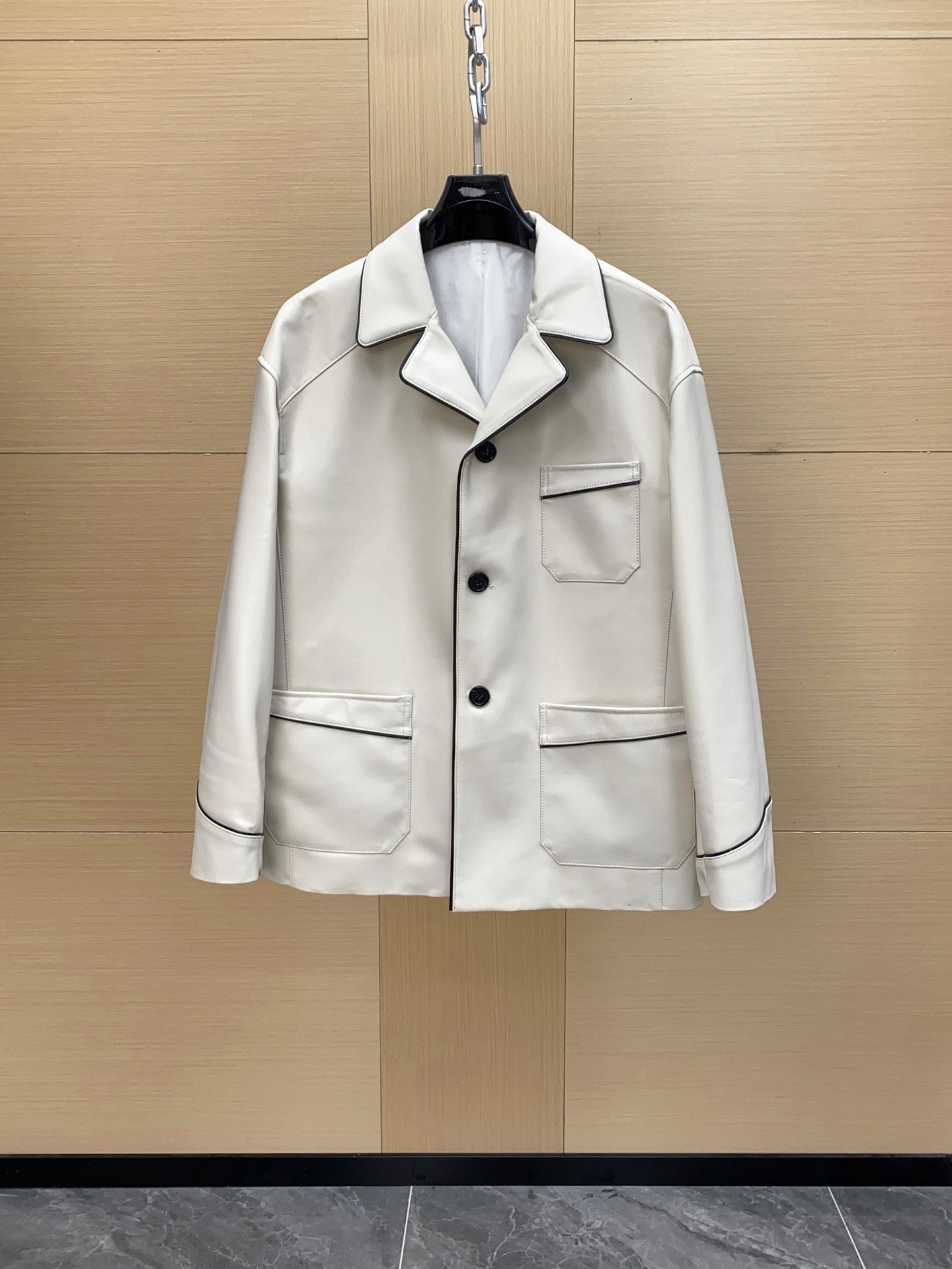 NO:676150,PRADA's white sheepskin jacket is made of high-quality imported sheepskin. The leather surface is smooth and delicate, simple and elegant, with a super texture. It is embellished with black piping design and has perfect details!  Lapel + single-breasted design and two symmetrical pockets at the hem, practical and fashionable!  Sizes 48-66,,prada,jackets & coats,sheepskin,Top Customize119860909PRADA这款白色羊皮夹克,选用优质进口绵羊皮,皮面光滑细腻,简约大气超有质感,黑色滚边设计点缀,细节满分！翻领+单排扣设计 下摆两个对称口袋,实用又时髦！ 尺码48-66,,prada,jackets & coats,sheepskin,Top Customize1,Men's clothing