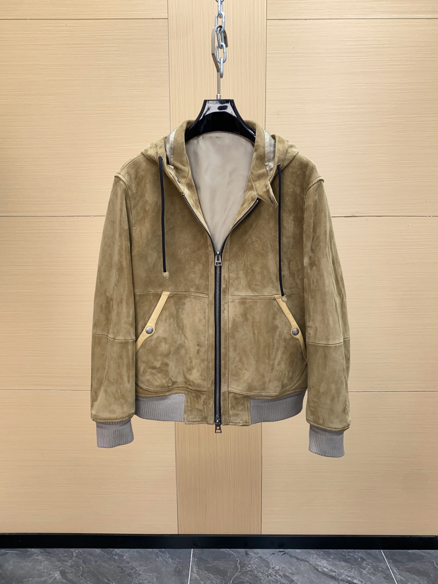 NO:676153,TOM FORD 2025 autumn and winter new style is new. This model is the work of the new creative director Haider Ackermann. The hooded suede jacket is made of South African mixed suede sheepskin!  The jacket is a classic hooded short version, equipped with chest flap pockets and snap-button access control, combining retro and workwear styles. The bright lemon yellow color is very eye-catching visually. Sizes 48-56,,tom ford,jackets & coats,sheepskin,chamois leather,hats,Top Customize119860909TOM FORD 2025秋冬新款上新 此款是新任创意总监 HaiderAckermann作品 连帽麂皮绒夹克,采用南非混种绒面羊皮制作！夹克为经典连帽短款版型,配有胸前翻盖口袋和按扣门禁,兼具复古与工装风格.鲜亮的柠檬黄配色在视觉上非常醒目.尺码48-56,,tom ford,jackets & coats,sheepskin,chamois leather,hats,Top Customize1,Men's clothing