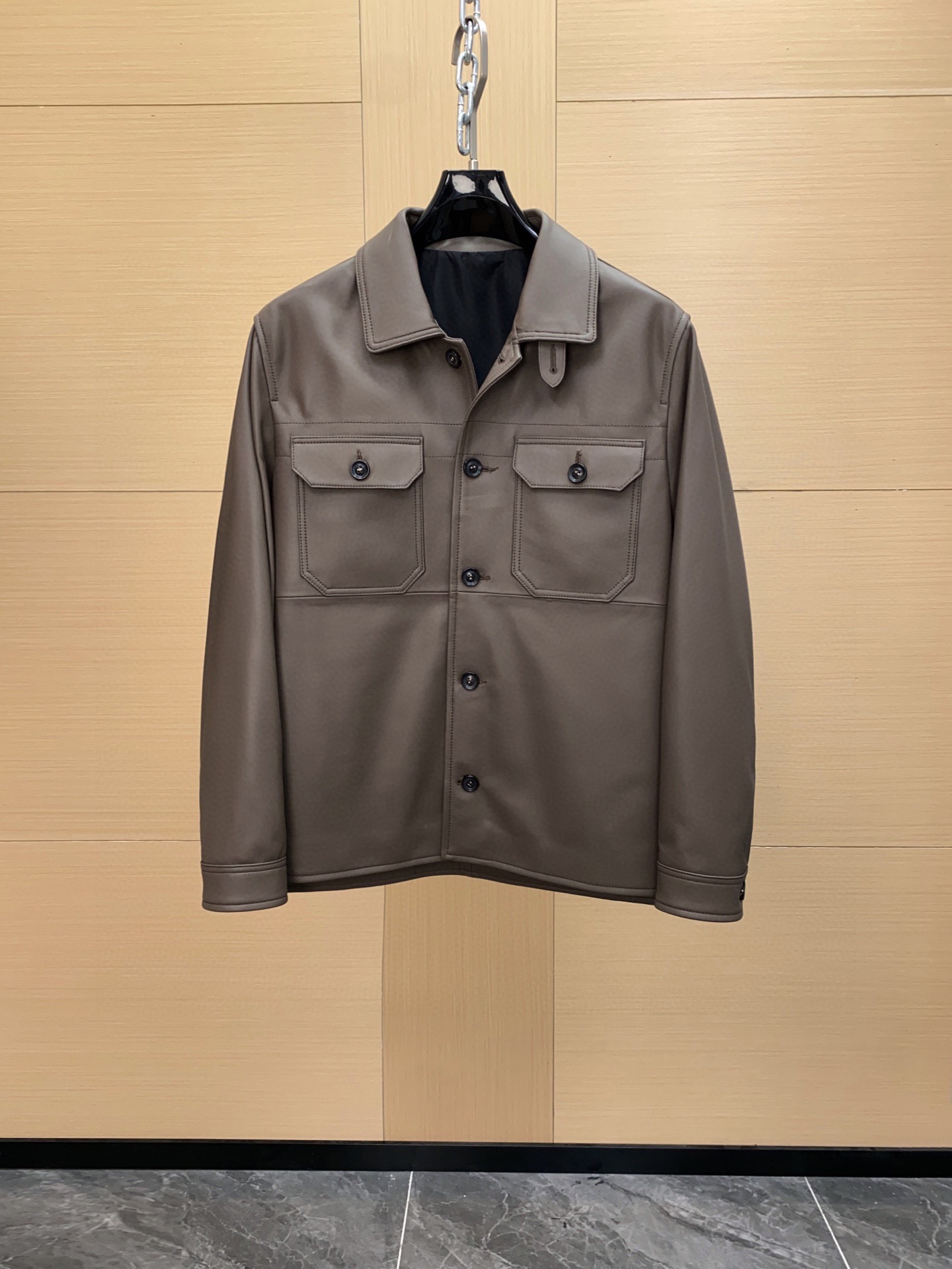 NO:676154,The first exclusive series on the entire network is the heavy-hitting Tom Ford men's leather bomber jacket!  This series is too gentlemanly and has too much sense of taste. It’s heavyweight right after it’s put on the shelves. Original genuine leather, authentic lambskin. Just look at the texture of the leather. This kind of good product can be sold at shopping mall counters. It can easily be sold in shopping malls for tens of thousands. Genuine development. You will know what the real thing is when you get it!  The goods are not made by looking at the pictures on the market. The main material is lamb leather. It is developed from the original version. Even if there is an early bird version in the market later, there are many details that are not noticeable. The focus is genuine leather and grain leather. Heavy!  Heavy!  The raw material is real leather, and the texture and texture of the upper body instantly show the quality of tens of thousands of originals. You can weigh the weight of the whole non-PU imitation leather dress in your hands. You can tell the real leather and fake leather at a glance. You are so confident!  Don't give it away for free!  ,,tom ford,jackets & coats,sheepskin,Top Customize119860909全网独有系列 头款即重磅 Tom Ford 汤姆 福特 男士皮质飞行员夹克 ！ 这个系列太绅士 品味感太足  上架即重磅 原版真皮 正品小羊皮 直接看皮料质地,这种好货,商场专柜,随随便便卖商场轻松上万  正品开发 你们拿到就知道什么叫真货！ 非市面看图做货 ,主料小羊皮革 原版开发 后边就算有市场早鸟版本也有很多细节都入不了眼 重点真皮粒面革 重磅！重！原物料真皮一分一毫 纹理质感 上身即刻展现大几万原版档次 ,非PU仿皮整件衣服的份量感你们拿到手掂量 真皮假皮实物一看便知 、就是这么有底气！ 不正白送！,,tom ford,jackets & coats,sheepskin,Top Customize1,Men's clothing