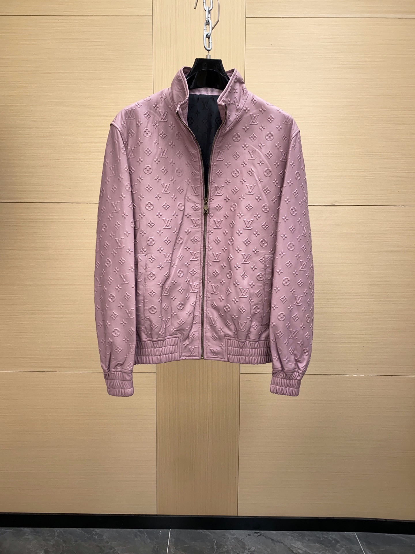 NO:676168,1V Autumn and winter men's sheepskin leather jacket. This leather jacket is made of sheepskin imported from Australia. It is of high quality and has a soft and delicate touch. The high-collar design can not only effectively resist the cold, but also highlight the man's upright posture and extraordinary temperament.  Louis Vuitton has always led the fashion trend with exquisite craftsmanship and excellent design. This sheepskin leather jacket is undoubtedly another masterpiece of the essence of its brand. It is not only a piece of clothing, but also a symbol of identity and taste. Size 48-56,, louis vuitton,leather jacket,sheepskin,Top Customize1198609091V 秋冬男士羊皮皮衣.这款皮衣精选澳洲进口的绵羊皮,材质上乘,触感柔软细腻 高领的版型设计,不仅能够有效抵御寒冷,更能凸显男士的挺拔身姿与不凡气质 路易威登一直以来都以精湛的工艺和卓越的设计引领时尚潮流,这款羊皮皮衣无疑是其品牌精髓的又一力作.它不仅是一件衣物,更是一种身份与品味的象征.码数48-56,,louis vuitton,leather jacket,sheepskin,Top Customize1,Men's clothing