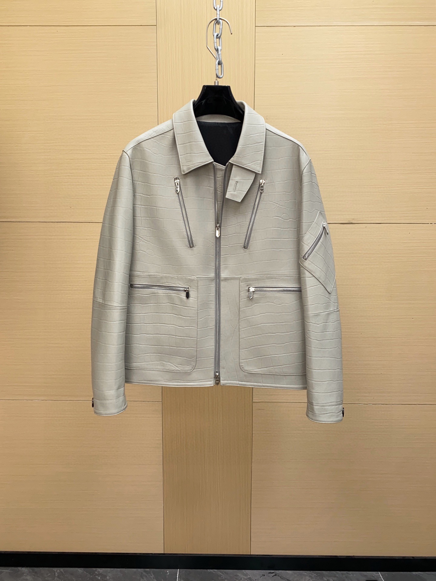 NO:676169,Hermès H Family 2025 Hunting Jacket imported lambskin high-end hardware accessories, a high-end product that makes people feel luxurious and domineering at a glance. H’s classic lapel jacket design is also the most classic jacket item of the H family. The short body-shaping version design has just the right upper body effect. The overall brand sense is particularly strong. Plus, it is made of super-delicate luxury lambskin. The sense of specification is clear at a glance. It definitely makes people feel luxurious and domineering. It is of extremely high grade!  !  The lining of this model is made of silk blend. It can be said that specifications and luxury are built into every detail. This is the true sense of ultra-luxury enjoyment. Feel the unique charm brought by H. Sizes 48-56, hermes, jackets & coats, sheepskin, Top Customize19860909爱马仕 H家2025猎装 进口小羊皮高端五金辅料,一眼就让人感到奢华霸气的高端产物,H经典的翻领夹克版型设计,这也H家族最为经典的夹克单品,短款塑身的版型设计,上身效果恰到好处,整体的品牌感特别强烈,加上超级细腻的奢华小羊皮打造,规格感一目了然,绝对让人感觉到奢华以及霸气,档次极高！！ 此款的内里更是采用丝绸混纺,可以说将规格跟奢华感打造到了每一处的细节之上,这才上真正意义的超奢之享受,感受H所带来的独特魅力享受.尺码48-56,,hermes,jackets & coats,sheepskin,Top Customize1,Men's clothing