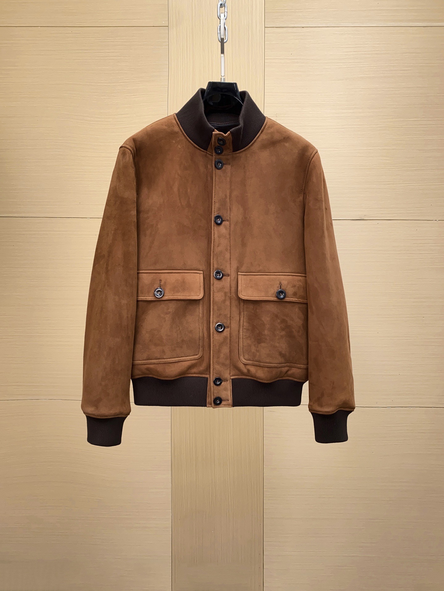 NO:676102,The latest fur one-piece from BC's official website in 2025. The fur one-piece imported from Turkey is not made in China. The leather is super thick and soft to the touch. The retro distressed color shows the full old money style. Sizes 48-56,,Top Customize119860909BC 2025年官网最新皮毛一体 土耳其进口皮毛一体不做国产货 皮料超级厚实 手感柔软 复古做旧色 彰显满满的老钱风 尺码48-56,,Top Customize1,Men's clothing