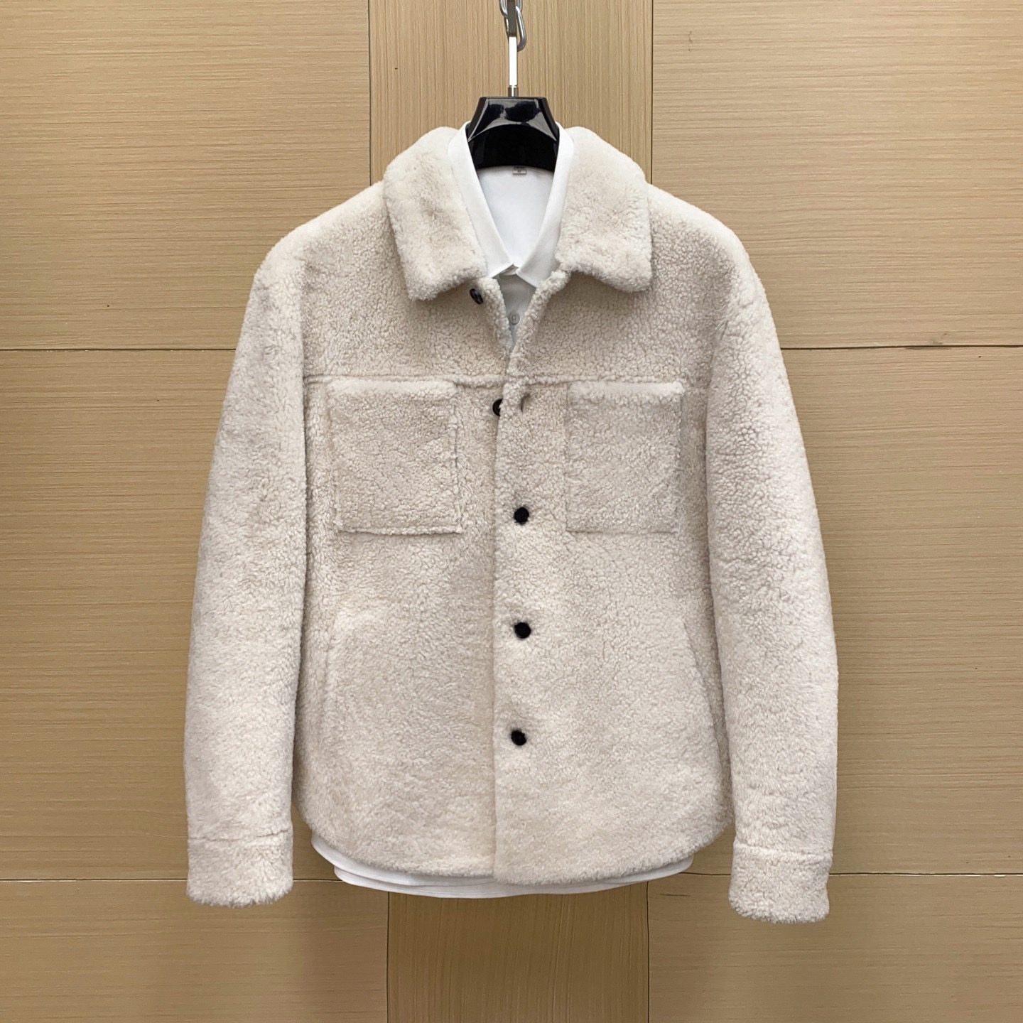 NO:676105,BOTTEGA VENETA This lambswool lapel jacket is made of fur imported from New Zealand. It has soft material and delicate texture, which is warm and fashionable!  The white tone is super versatile, the lapel design is very layered, and the front pockets are practical and good-looking. Wear it in autumn and winter, and it will give you a lazy atmosphere. It goes well with shirts or knitted clothes. It can be easily used for daily commuting and leisure occasions. It is comfortable and stylish. It is a must-have item in the winter wardrobe!  Size 48-58,,bottega veneta,bottega veneta,jackets & coats,shirts,Top Customize119860909BOTTEGA VENETA 葆蝶家这款羊羔毛翻领外套,采用新西兰进口皮毛一体,柔软材质+细腻纹理,保暖又时髦！白色调超百搭,翻领设计很有层次感,正面口袋实用又好看.秋冬穿它,慵懒氛围感拉满,随手搭衬衫或针织都很出彩～日常通勤、休闲场合都能轻松驾驭,舒适又有型,是冬季衣橱必备单品！尺码48-58,,bottega veneta,bottega veneta,jackets & coats,shirts,Top Customize1,Men's clothing