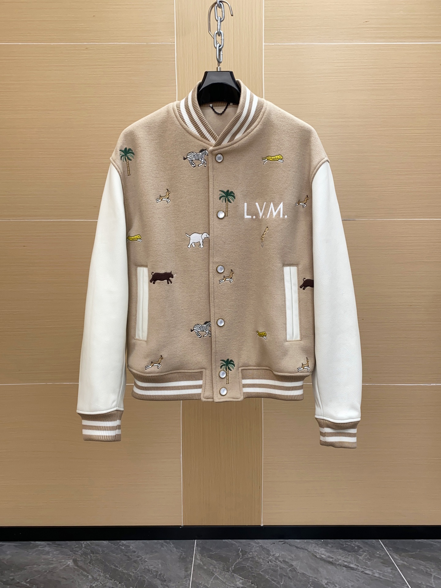NO:676091,1V 2026 Spring/Summer Darjeeling series baseball jacket, inspired by the natural scenery and animal elements of Darjeeling, India. Beige wool blend + white cowhide sleeves, perfect texture. There are embroideries of elephants, giraffes, zebras, palm trees and other elements on the front, 'L.V.M' embroidered letters on the chest highlight the brand characteristics, classic baseball collar jacket style. Sizes 46-56,,jackets & coats,cowhide,Top Customize1198609091V 2026 春夏 大吉岭系列棒球夹克,灵感源自印度大吉岭自然风光与动物元素.米色羊毛混纺+白色牛皮袖,质感满分.正面有大象,长颈鹿,斑马,棕榈树等元素刺绣,胸前“L.V.M”刺绣字母彰显品牌特征,经典的棒球领夹克版型.尺码46-56,,jackets & coats,cowhide,Top Customize1,Men's clothing