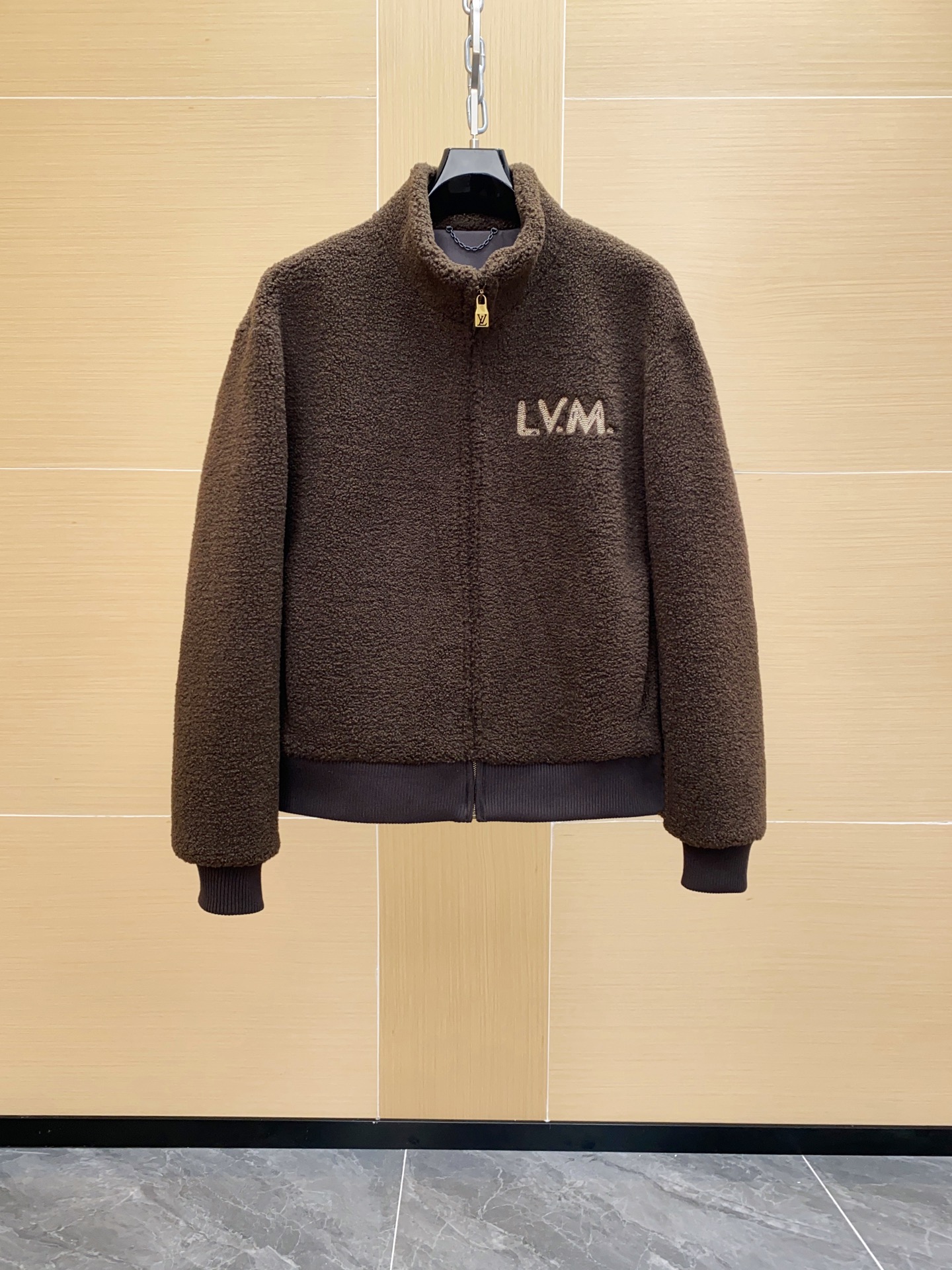 NO:676113,1V 2026 spring and summer men's teddy velvet jacket, dark brown grained wool is super soft, perfect for warmth, 'L.V.M' embroidery on the chest + metal zipper, exquisite details, full of brand sense. Short design, versatile for autumn and winter wear!  Sizes 48-56,,jackets & coats,Top Customize1198609091V 2026春夏男士泰迪绒夹克,深棕色颗粒羊毛超柔软,保暖效果满分,胸前“L.V.M”刺绣+金属拉链,细节精致,品牌感十足.短款设计,秋冬穿搭百搭！尺码48-56,,jackets & coats,Top Customize1,Men's clothing