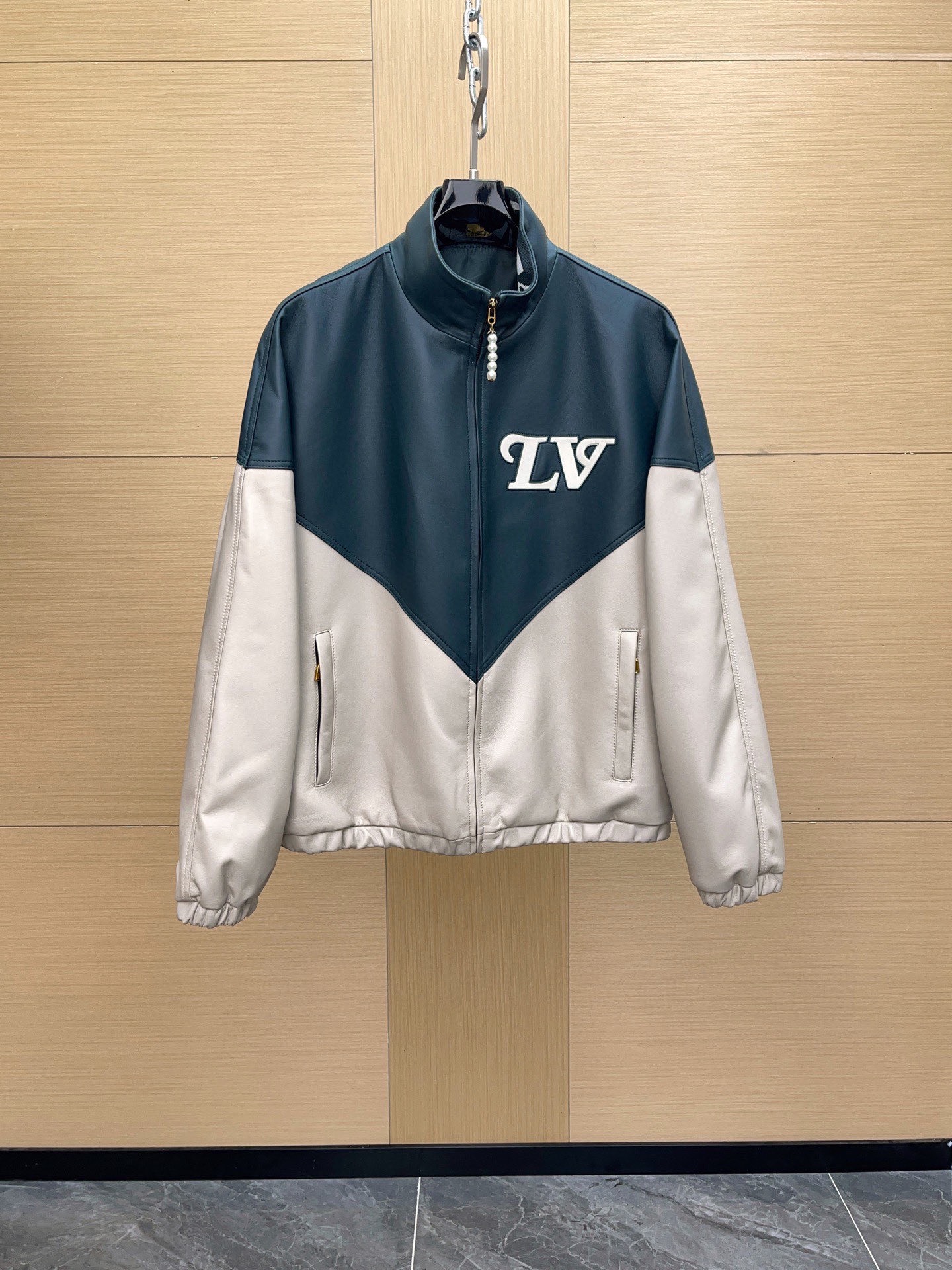 NO:676090,1V Louis Vuitton 2025 new sheepskin splicing leather jacket. Made of sheepskin imported from Spain. With him, matching it becomes a breeze! A little cool and a little uninhibited. It is rare to find such a style item that remains at the center of the fashion circle all year round! Size 48-56,,louis vuitton,jackets & coats,leather jacket,sheepskin,Top Customize1198609091V 路易威登 2025 新款羊皮拼接皮衣夹克 西班牙进口羊皮打造 有他搭配就成了一件轻而易举的事情!有点酷、有点不羁. 这样常年屹立于时尚圈中心不倒的风格单品可不多见! 码数48-56,,louis vuitton,jackets & coats,leather jacket,sheepskin,Top Customize1,Men's clothing