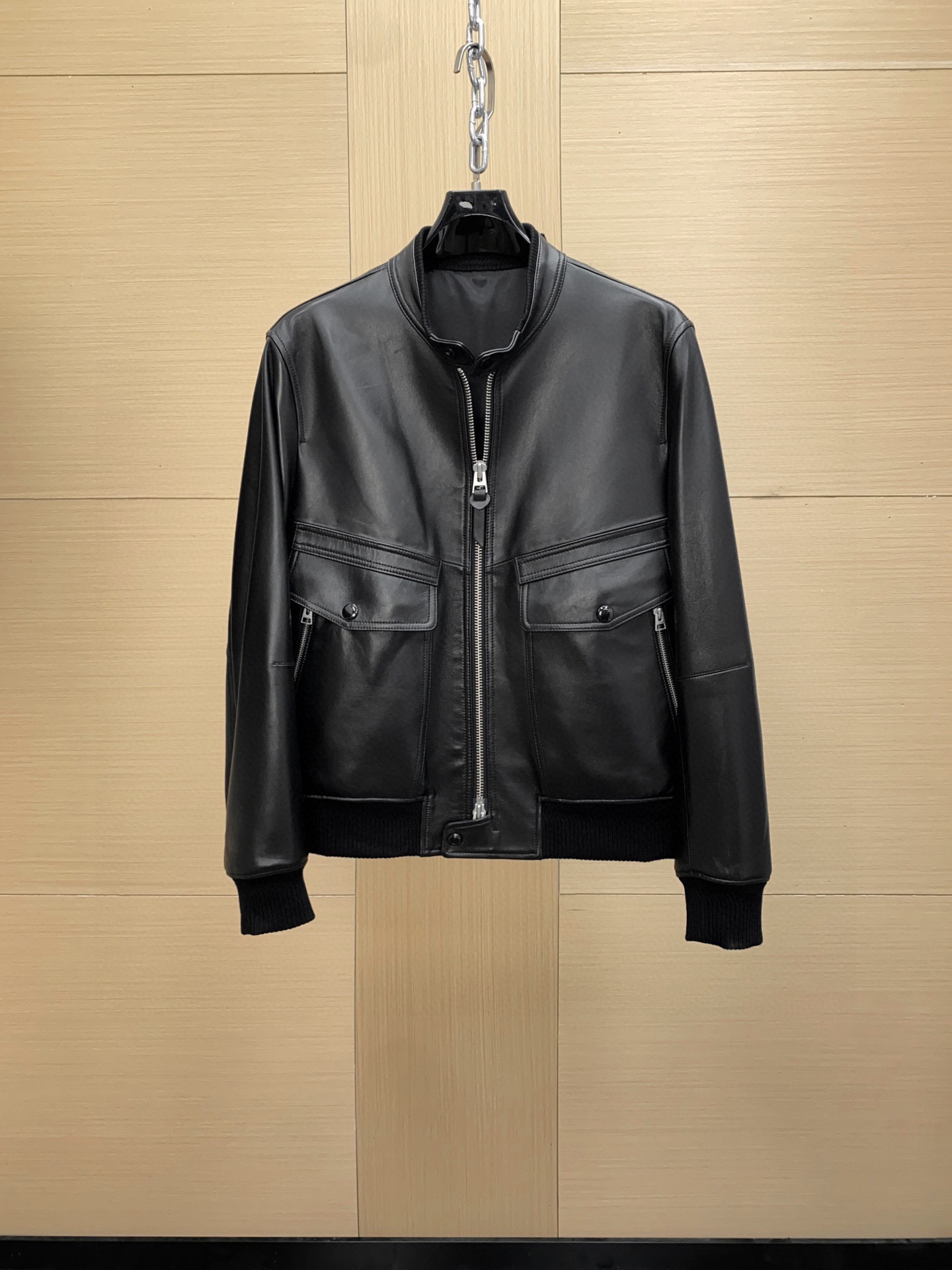 NO:676103,(Hardware version shipped) Tom Ford Men's Napa Leather Shirt Jacket Whether it is the leather selection or craftsmanship details, it continues the brand's consistent high luxury standards. Made of imported lambskin, using  Tanned by the Napa process. This kind of leather is taken from young lambs. The fiber is fine and soft and feels extremely smooth. The Napa process can maintain the natural pores of the leather while making the surface more delicate and shiny. It is both light and flexible and has good wear resistance. It can stick to the body lines when worn, showing a sense of luxury and high comfort. The entire leather jacket is made of whole sheepskin to avoid the uneven feeling caused by redundant splicing; the leather surface is processed  Hand-polished and lightly coated for protection, it maintains the natural texture and has an antioxidant effect. Napa grain treatment The leather surface shows a low-key and delicate natural texture, showing an oily luster under different lights. Precision sewing technology Double-thread seams are used at the edges to strengthen the structure and keep the lines simple and neat. Low-key but highly recognizable. Each process needs to be completed by experienced craftsmen to ensure the crisp silhouette and detail accuracy of the leather jacket.,,tom ford,jackets &  coats,shirts,leather jacket,sheepskin,Top Customize119860909（出货五金对版）Tom Ford 男士纳帕纹皮革衬衫夹克 无论是皮料选择还是工艺细节,都延续了品牌一贯的高奢标准. 进口小羊皮打造,采用 纳帕工艺鞣制.这种皮料取自幼龄羔羊,纤维细密柔软,手感极其顺滑.纳帕工艺能在保持皮质天然毛孔的同时,让表面更细腻光泽,既有轻盈的柔韧性,又兼具良好的耐磨度.穿着时能紧贴身体线条,展现奢华感和极高的舒适度. 整件皮衣采用 整张羊皮拼裁,避免多余拼接带来的不平整感；皮面经过 手工打磨与轻薄涂层保护,保持自然纹理并兼具抗氧化效果. 纳帕纹处理 皮面展现出低调细腻的自然纹路,不同光线下呈现油润光泽. 精密缝制工艺 边缘处采用双线锁边,既加固结构又保持线条简洁利落. 低调却极具辨识度. 每一道工序都需经验丰富的工匠手工完成,保证皮衣挺括廓形和细节精度.,,tom ford,jackets & coats,shirts,leather jacket,sheepskin,Top Customize1,Men's clothing