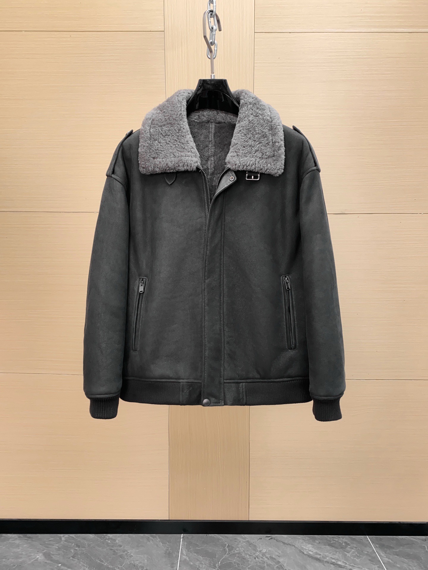 NO:676106,Hermès [How can you miss a warm and premium custom-made fur one-piece fur coat in winter] New weight class high-end heavy-duty luxury goods, men's fur one-piece high-end top series. Exclusive dedication model, order from famous store, high luxury wearing enjoyment, cool fur one-piece jacket!  Famous store orders, high-end luxury product series, top-notch fur products, highest-standard clothing, a must-have series for high-end fans!  !  One of the pinnacles of the luxury world, I haven’t shared this pure high-end clothing series with you for a long time. I have only one word for this model and that is grab it, otherwise you will definitely regret it!  !  Let me quietly explain to you the luxurious products of this cabinet W+!  !  The ultra-high-end luxury atmosphere that can be sensed with the naked eye, especially the pocket design, is really too brilliant. I have to admire the designer's imagination and design ability. The two souls of smooth leather and fur fit together. The upper body is really amazing, especially the short body-shaping design. It is so handsome that it is unbelievable. The visual effect brought by the grainy curly hair is also more visual impact. The asymmetric design of the pocket on the hem is simply an explosive product!!!  It can be said that it is timeless, and the matching of the upper body can naturally withstand various tests. Don’t look like it is unattractive. This color system is definitely the most suitable for autumn and winter!  !  As for the details and workmanship?  Go and experience this style for yourself. What does a strict design mean? What does meticulous tailoring mean? There is no flaw at all!  !  Unknowingly, I started to build a wall of words again, but I really couldn’t help it with this model. I would like to share it with great value for money. This model is not for profit, but for word of mouth!  Size 48-56,,hermes,jackets & coats,leather jacket,Top Customize119860909爱马仕【冬日里怎能错过一件保暖臻品定制皮毛一体皮草皮衣外套】新款重量级别高端重工奢物,男士皮毛一体高端顶级系列. 独家奉献款,名品店订单,高奢穿着享受,爆帅皮毛一体外套！ 名品店订单,高奢产物系列,皮草类的顶级产品,最高规格服饰,高端粉丝必入系列！！ 奢侈界的顶峰之一,这种纯粹的高级服装系列,我也是很久没有与大家分享过了,对于此款我只有一个字那就是抢,不然你绝对会后悔！！ 让我静静的为大家解析此款柜W+的奢华产物吧！！ 用肉眼就能感知的超高档奢华气息,尤其是这个口袋设计,真的是太过于出彩了,不得不佩服设计师那天马行空般 的想象力与设计力了,将光皮与皮毛一体的两者灵魂相互契合,上身真的是太过于惊艳了,尤其是短款塑身的版型设计,简直帅到无法相信,颗粒卷毛所带来的视觉效果也更具视觉冲击力,下摆的口袋不对称设计,简直一件爆棚的产物!!! 可以说是经久不衰,上身的搭配自然经得起各种考验,不要看似其貌不扬,这绝对是最为适合秋冬的一个色系了！！ 至于细节跟做工？你自己亲自去体验下此款吧,什么叫做一板一眼的设计,什么叫做一丝不苟的裁剪,不见一点瑕疵！！ 不知不觉又码起了文字城墙,但是对于此款我实在是忍不住了,超值性价比分享,此款不为利润,只为口碑！ 尺码48-56,,hermes,jackets & coats,leather jacket,Top Customize1,Men's clothing