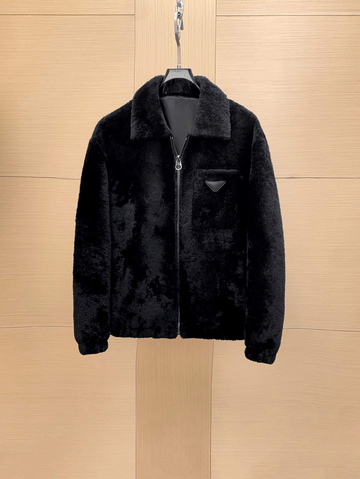 NO:676109,Prada men's fur all-in-one jacket Prada men's fur all-in-one jacket is made of sheepskin + lamb wool. It is soft, delicate and warm. It is perfect for autumn and winter!  Black simple design + triangular logo, low-key and recognizable. Loose fit, comfortable and fashionable, suitable for commuting and leisure. Reversible design, looks great with shirts or T-shirts, warm without losing masculine temperament, suitable for boys who like texture and practicality!  Size 48-56,,prada,jackets & coats,shirts,tees,t-shirt,sheepskin,Top Customize119860909Prada 男士皮毛一体外套 Prada男士皮毛一体外套,羊皮+羊羔毛材质,柔软细腻又保暖,秋冬穿超合适！黑色简约设计+三角Logo,低调又有辨识度.宽松版型,舒适又时髦,通勤休闲都能穿.双面穿设计,搭配衬衫或T恤都很出彩,保暖又不失型男气质,适合喜欢质感和实用的男生！尺码48-56,,prada,jackets & coats,shirts,tees，t-shirt,sheepskin,Top Customize1,Men's clothing