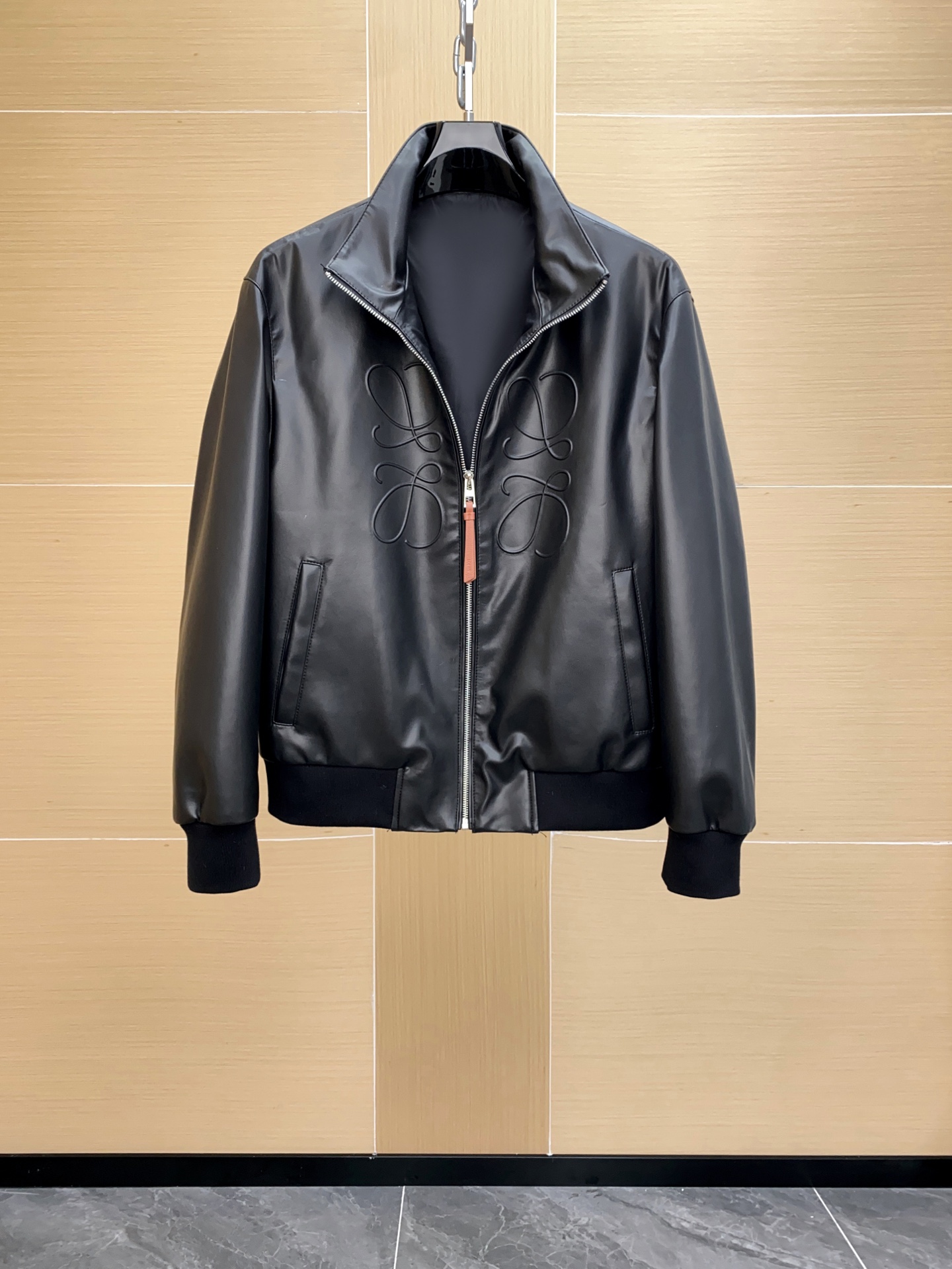 NO:676101,LOEWE/Luo Yiwei's original men's sheepskin leather jacket with small stand-up lapel, the latest leather jacket in early spring 2025, with heavy-duty embossed brand logo technology!  Heavy-duty pure blood, the counter has a level of 40,000+, hardware accessories for customers. As a basic business casual style, the quality can be imagined. The simple and elegant style, craftsmanship quality and tailoring design are first-class. It is light, capable and fashionable and elegant. This kind of item is indispensable in the wardrobe. High-quality sheep leather, fine and shiny leather, both style and quality are very in line with the requirements of modern cities. It is recommended to buy. Sizes 48-56,, loewe, loewe, jackets &  coats,jackets & coats,leather jacket,sheepskin,Top Customize119860909LOEWE/罗意威原单男士绵羊皮小立翻领皮衣外套,2025早春最新款皮夹克,重工压印品牌logo工艺！重磅纯正血统,专柜四万+级别,客供五金配饰 作为基础的商务休闲款,品质可想而知,简约大气的款型,工艺品质及剪裁设计都堪称一流,轻熟干练且时尚优雅的风格,这样的单品是衣橱不能缺少的,优质绵羊皮,皮质细腻有光泽,无论款型还是品质都非常符合现代都市的要求,推荐必入.尺码48-56,,loewe,loewe,jackets & coats,jackets & coats,leather jacket,sheepskin,Top Customize1,Men's clothing