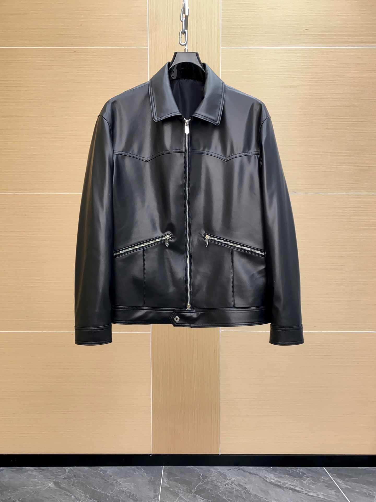 NO:676099,Hermès H Family 2025 Hunting Jacket imported lambskin high-end hardware accessories, a high-end product that makes people feel luxurious and domineering at a glance. H’s classic lapel jacket design is also the most classic jacket item of the H family. The short body-shaping version design has just the right upper body effect. The overall brand sense is particularly strong. Plus, it is made of super-delicate luxury lambskin. The sense of specification is clear at a glance. It definitely makes people feel luxurious and domineering. It is of extremely high grade!  !  The lining of this model is made of silk blend. It can be said that specifications and luxury are built into every detail. This is the true sense of ultra-luxury enjoyment. Feel the unique charm brought by H. Sizes 48-56, hermes, jackets & coats, sheepskin, Top Customize19860909爱马仕 H家2025猎装 进口小羊皮高端五金辅料,一眼就让人感到奢华霸气的高端产物,H经典的翻领夹克版型设计,这也H家族最为经典的夹克单品,短款塑身的版型设计,上身效果恰到好处,整体的品牌感特别强烈,加上超级细腻的奢华小羊皮打造,规格感一目了然,绝对让人感觉到奢华以及霸气,档次极高！！ 此款的内里更是采用丝绸混纺,可以说将规格跟奢华感打造到了每一处的细节之上,这才上真正意义的超奢之享受,感受H所带来的独特魅力享受.尺码48-56,,hermes,jackets & coats,sheepskin,Top Customize1,Men's clothing