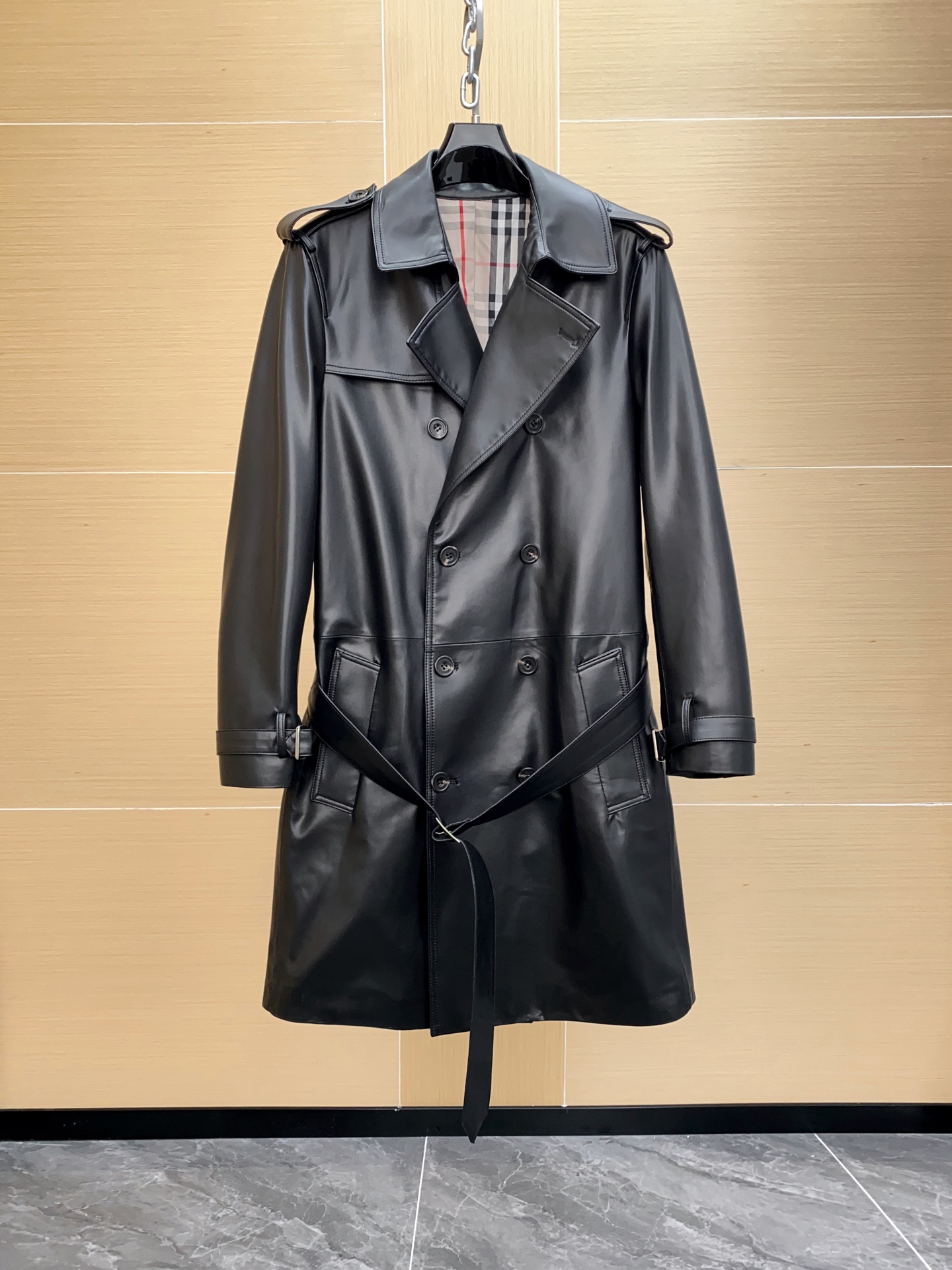 NO:676107,[B’s classic new product imported lambskin craft long windbreaker leather jacket] Burberry B’s 2025 new windbreaker, imported Italian lambskin, feels absolutely amazing!  House B is the absolute king of many luxury brands in the windbreaker category. This leather windbreaker continues the classic style of House B, with little change in silhouette and a lot of details added. The original lining of House B makes the audience wider, and the parallel lines on the belt add to the texture.  The top is stiff. The market price of rhino horn buckles is more than ten yuan each. Although the black color is low-key, it cannot hide the sense of luxury at all... Every detail highlights the designer's craftsmanship. The code number is 48 to 56, burberry, jackets  & coats,leather jacket,sheepskin,Top Customize119860909【B家经典新品进口小羊皮工艺长款风衣皮衣外套】巴宝莉 B家2025年新款风衣,进口意大利小羊皮,手感绝对惊艳！B家是众多奢侈品牌在风衣类目中绝对的王者,这款皮风衣延续了B家经典的版型,在廓形上改变不大,在细节上增添了很多的刻画.B家原版里布,使受众人群更广泛,腰带上的平行辑线,在质感上硬挺.犀牛角扣市场价十几块人民币一颗,黑色虽显低调,丝毫丝毫掩盖不住奢华感.......每一个细节都凸显了设计师的工匠精神,码数48一56,,burberry,jackets & coats,leather jacket,sheepskin,Top Customize1,Men's clothing