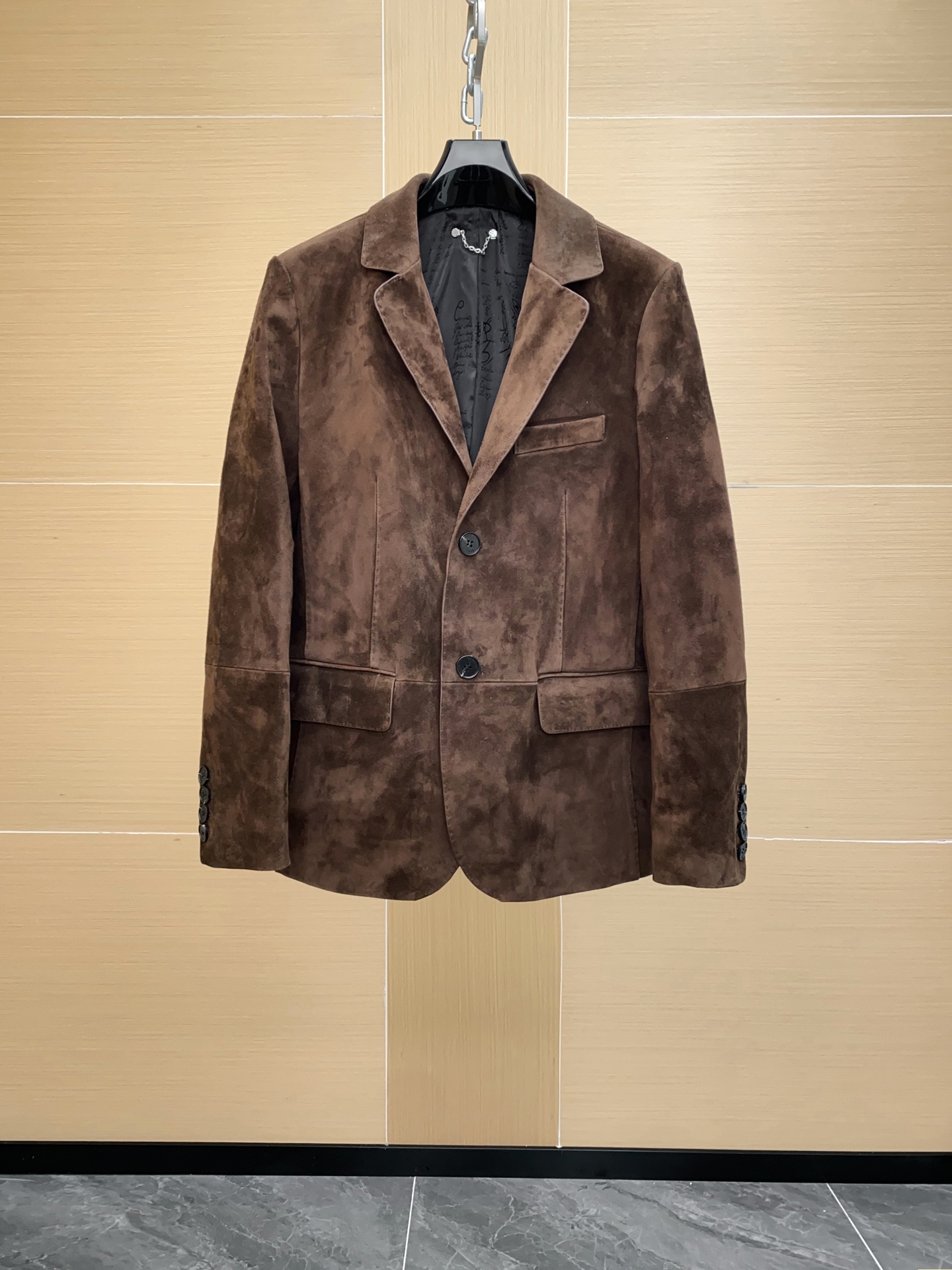 NO:676104,Berluti suede suit defines the style of the new urban gentleman. There are so many suits, and only true enthusiasts can discover the characteristics of them. The oiled edges of the cuts make the fit more three-dimensional and the inner design is more layered. The double slit design on the back makes it more comfortable to wear. The imported mixed sheepskin suede leather not only has a luxurious touch, but also reveals low-key luxury in the details, making every time a classic. Sizes 48-56, business  suit,sheepskin,Top Customize119860909布鲁提Berluti反绒西装,定义都市新绅士的风范西装这么多,只有真正爱好者,才能发现其中的特质,裁片油边处理,让版型更加立体服帖,内里设计更加有层次感,后背双开叉设计,穿着更加自在.选用进口混种羊皮反绒皮,不仅拥有奢华的触感,更在细节中透露出低调的奢华,让每一次成为经典.尺码48-56,,business suit,sheepskin,Top Customize1,Men's clothing