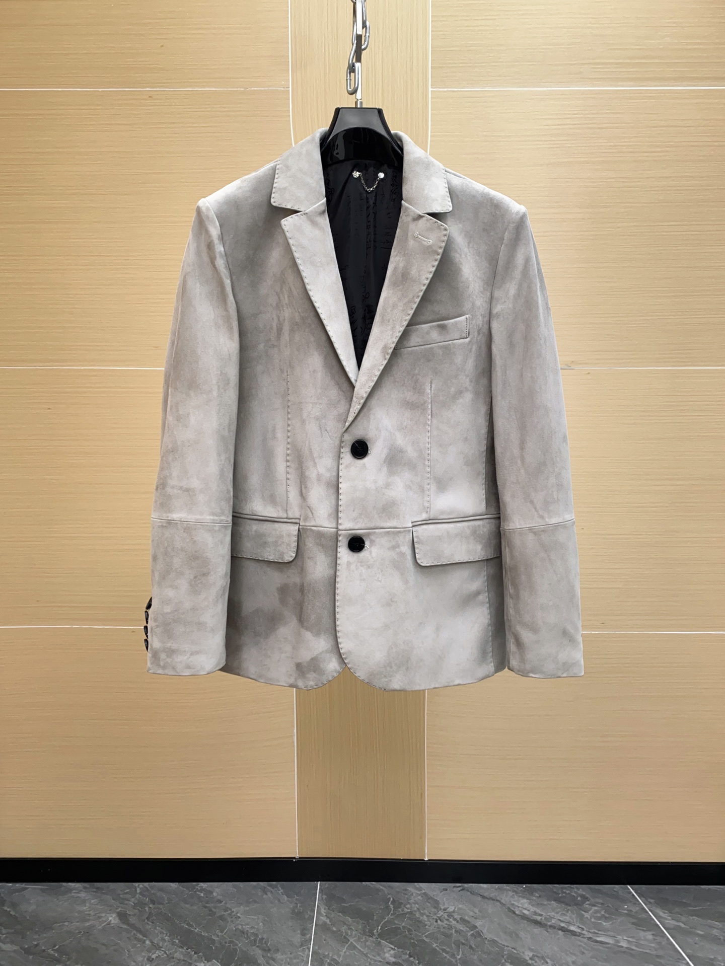 NO:676204,Berluti suede suit defines the style of the new urban gentleman. There are so many suits, and only true enthusiasts can discover the characteristics of them. The oiled edges of the cuts make the fit more three-dimensional and the inner design is more layered. The double slit design on the back makes it more comfortable to wear. The imported mixed sheepskin suede leather not only has a luxurious touch, but also reveals low-key luxury in the details, making every time a classic. Sizes 48-56, business  suit,sheepskin,Top Customize119860909布鲁提Berluti反绒西装,定义都市新绅士的风范西装这么多,只有真正爱好者,才能发现其中的特质,裁片油边处理,让版型更加立体服帖,内里设计更加有层次感,后背双开叉设计,穿着更加自在.选用进口混种羊皮反绒皮,不仅拥有奢华的触感,更在细节中透露出低调的奢华,让每一次成为经典.尺码48-56,,business suit,sheepskin,Top Customize1,Men's clothing